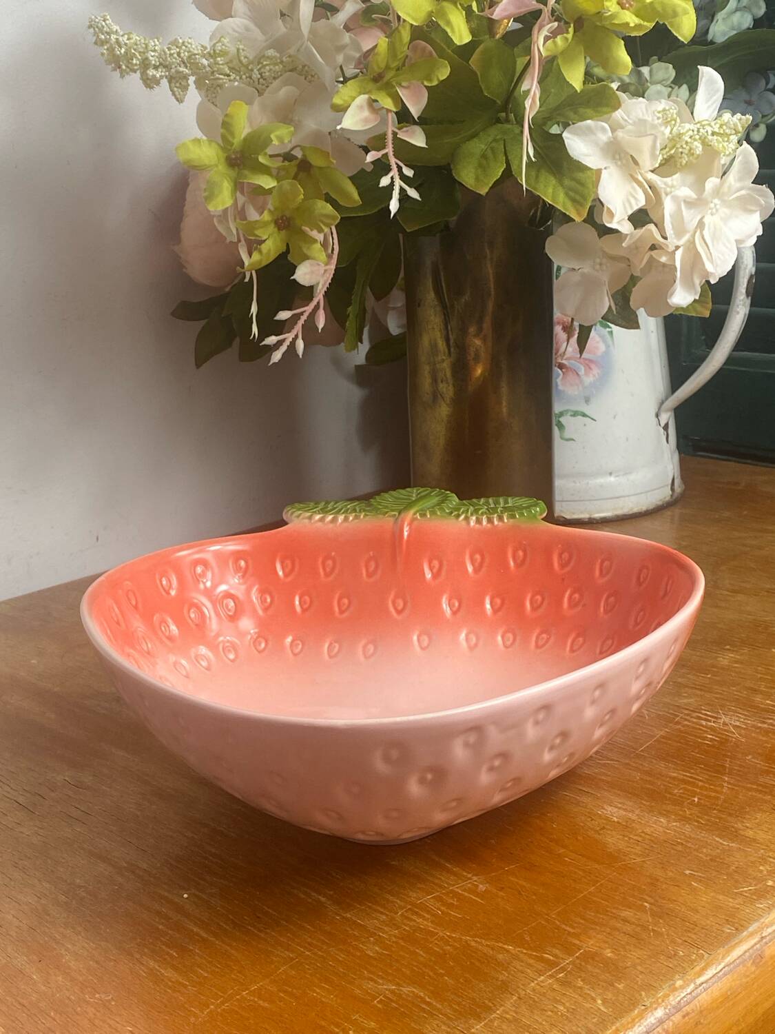 Strawberry-shaped salad bowl in slip