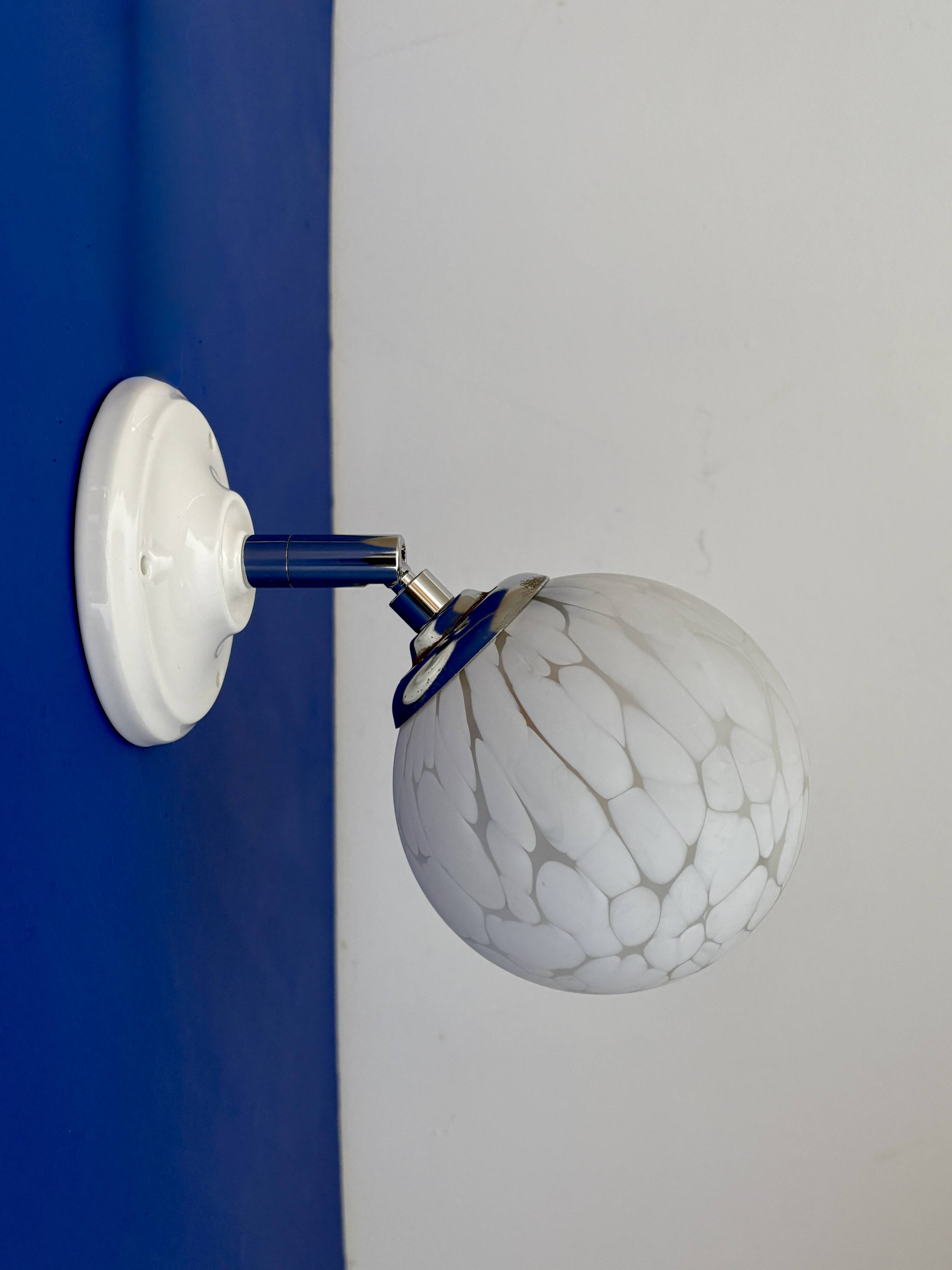 Applique globe vintage en verre de Clichy blanc