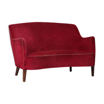 Canapé en velours rouge