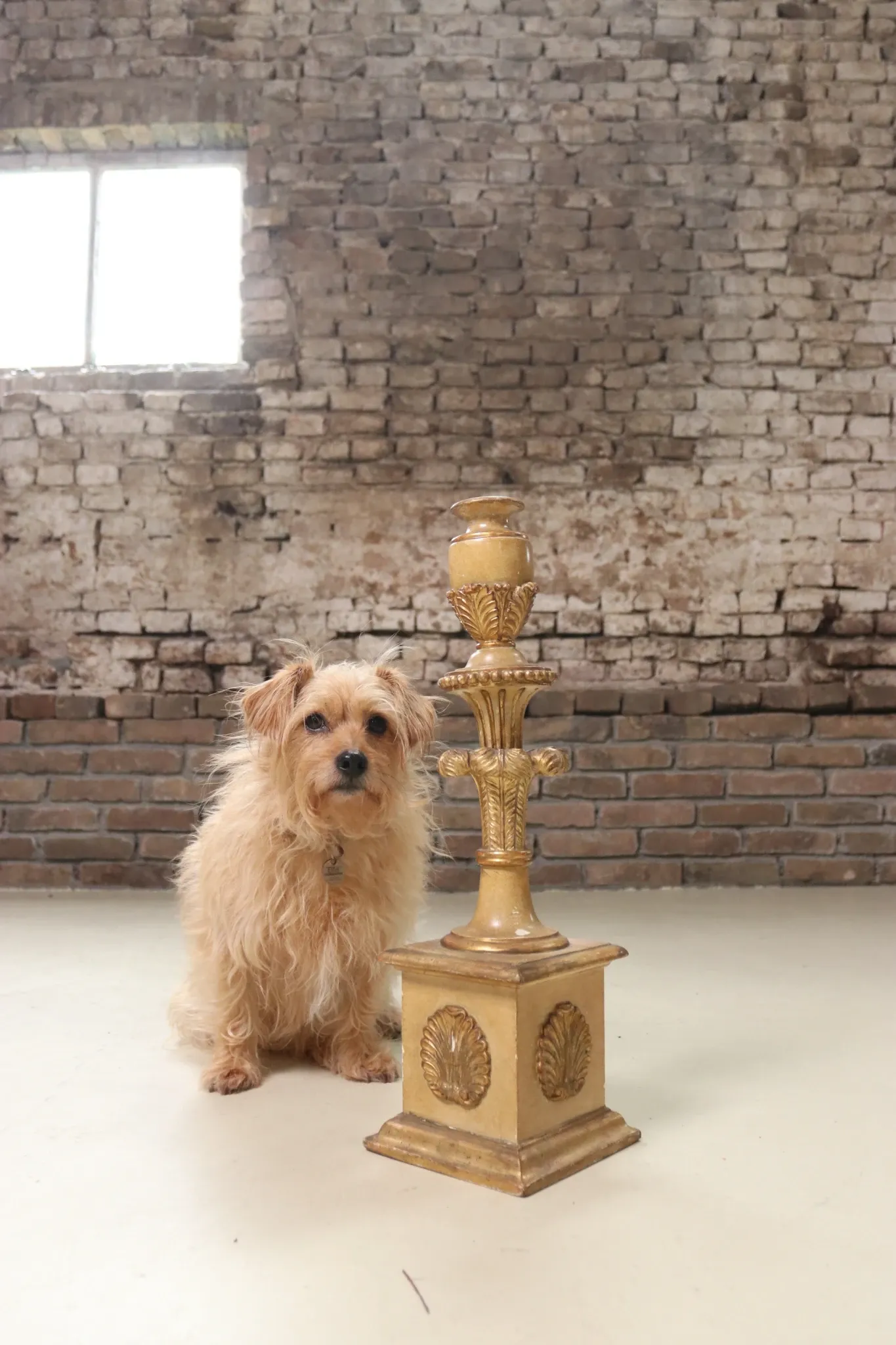 Giltwood candlestick on plinth – Italian neoclassical style, mid-20th c.