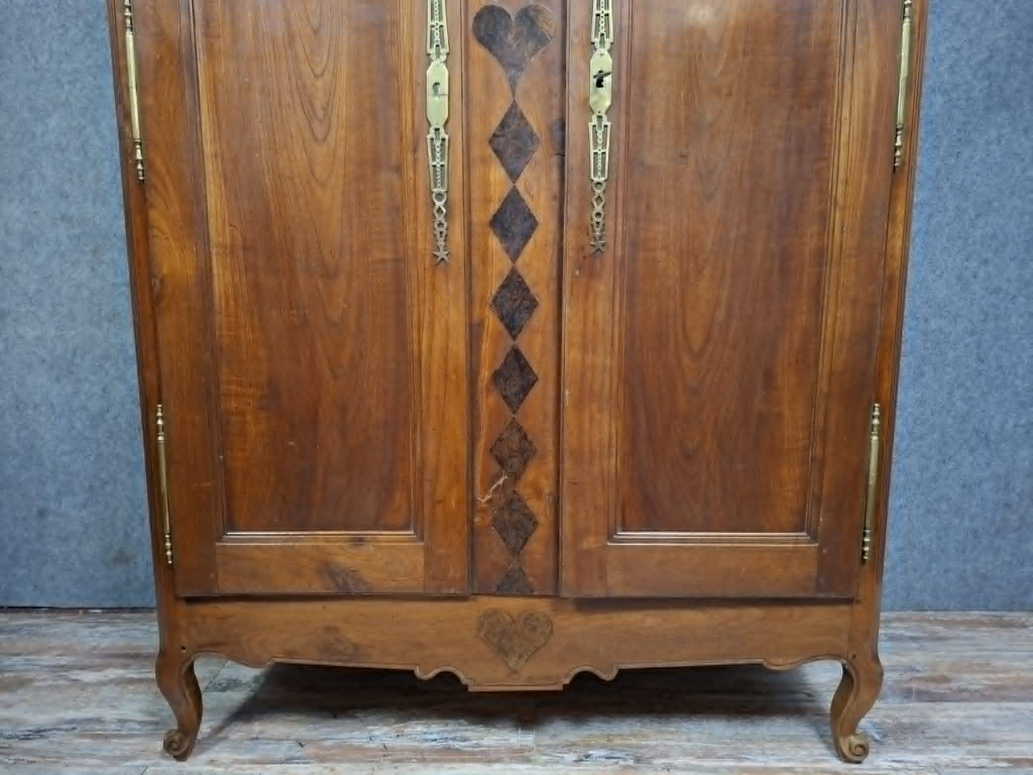 Armoire régionale époque Louis XV en noyer massif.