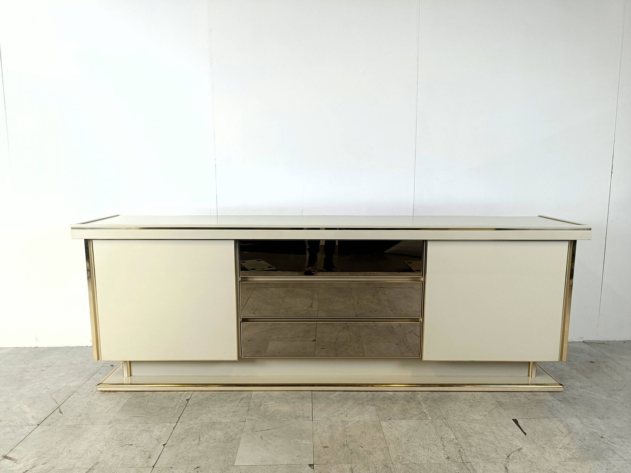 Buffet vintage en laiton et laque, 1970