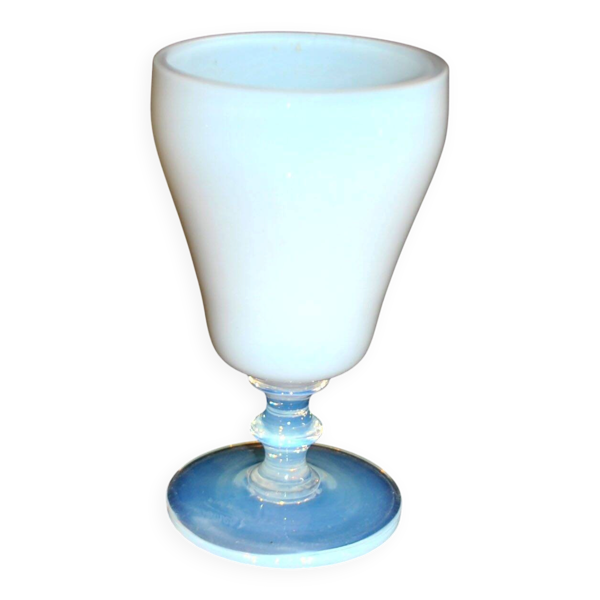 Sevres verre à pied gobelet calice en opaline blanche signé “sèvres france”