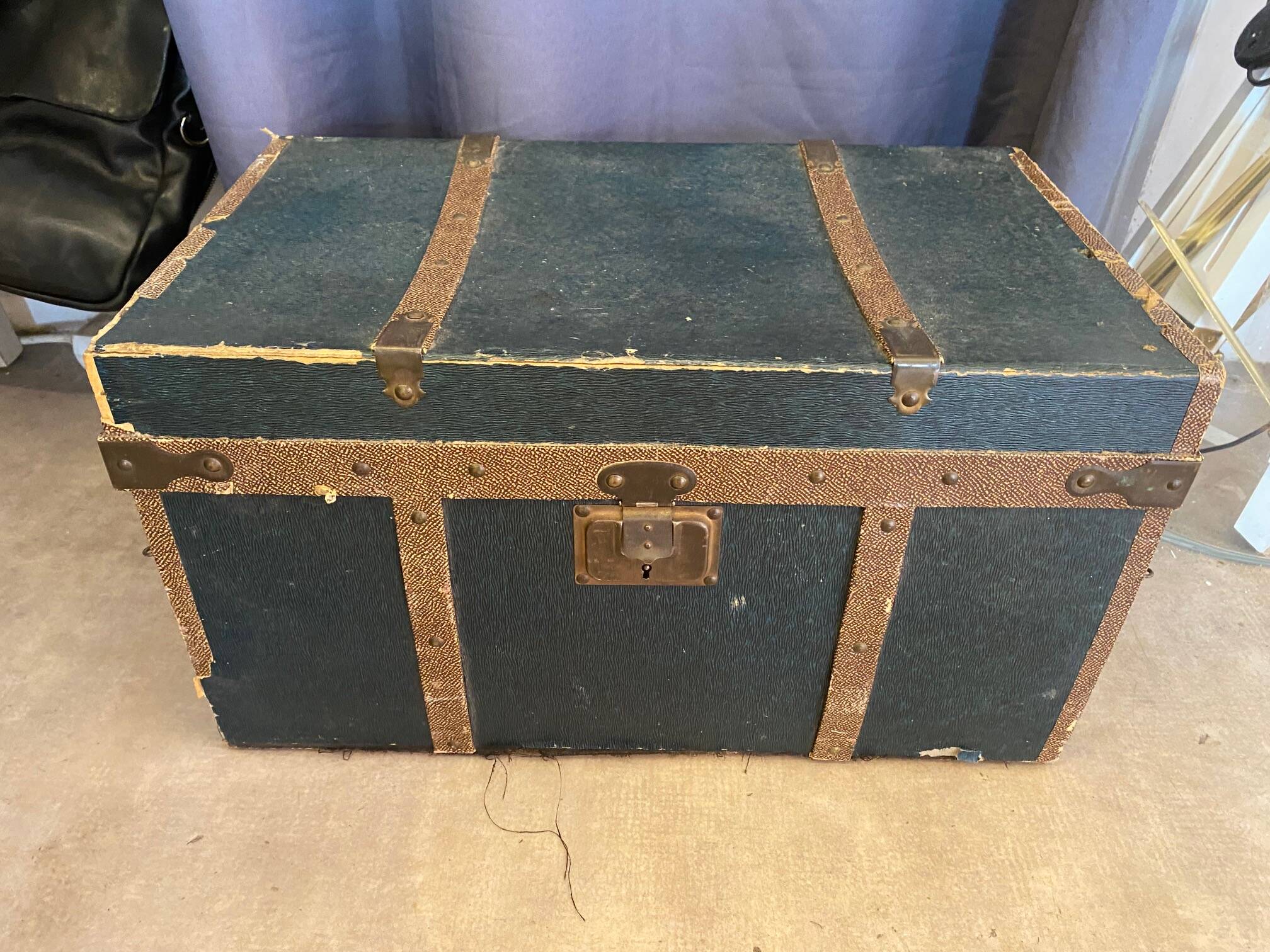 Ancienne malle de voyage pour vêtements coupés début xxème avec tiroirs et anses