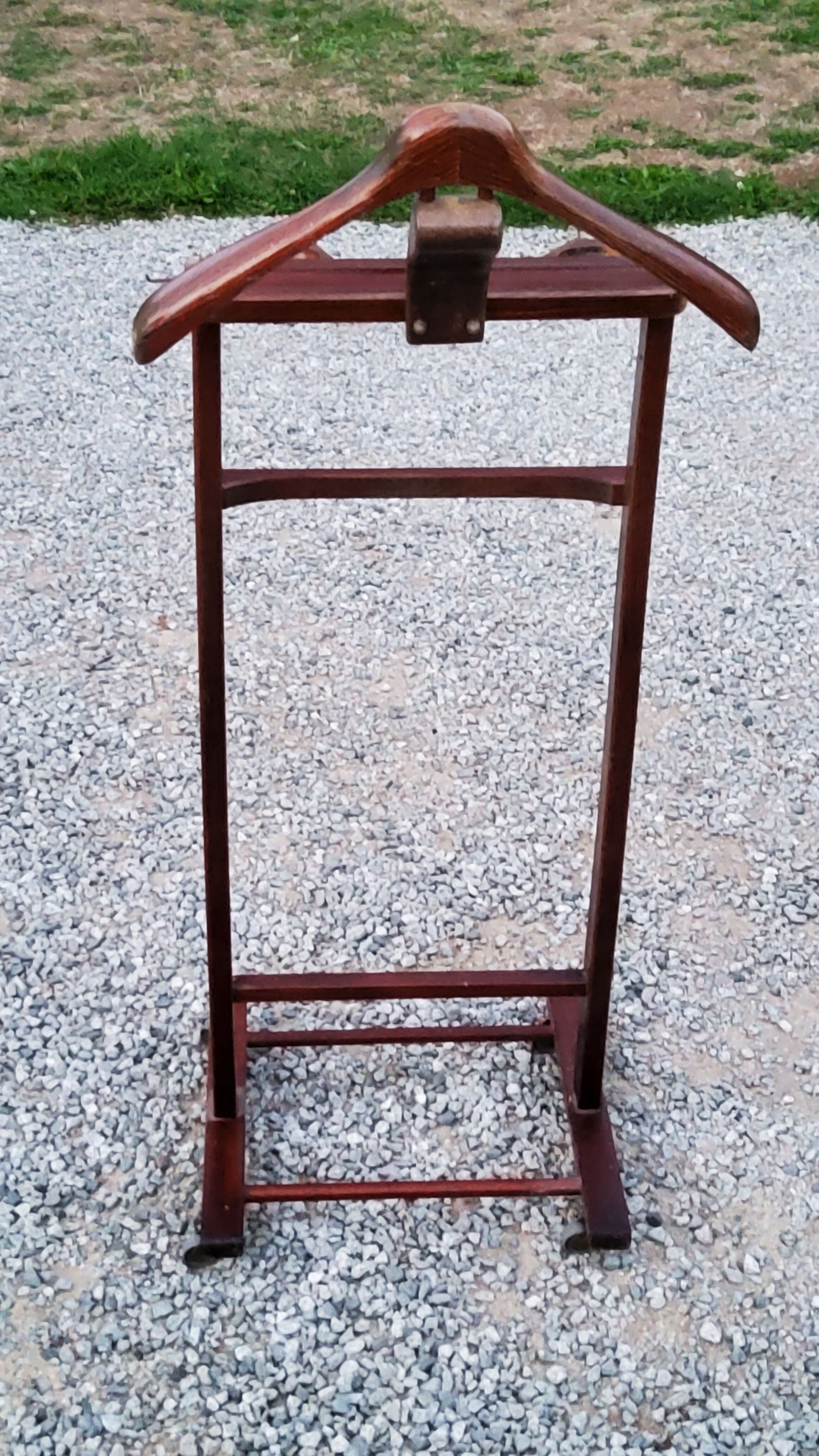 Mahogany stained wood valet Dejou editor
