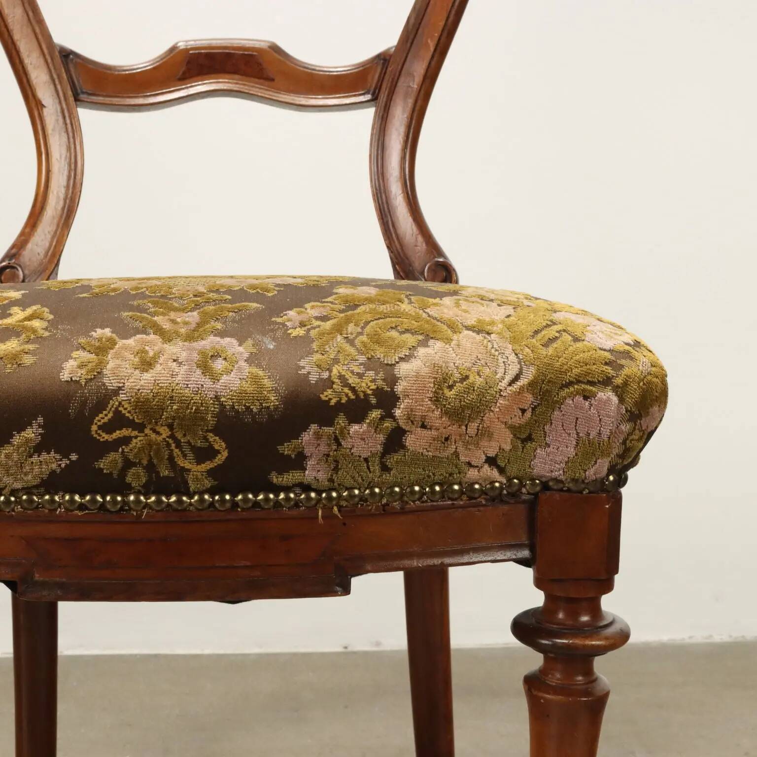 Chaises anciennes en noyer avec assise rembourrée, décoration florale, XIXe siècle