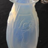 Vase en verre soufflé opalescent art déco par Sabino Paris 1920 1930