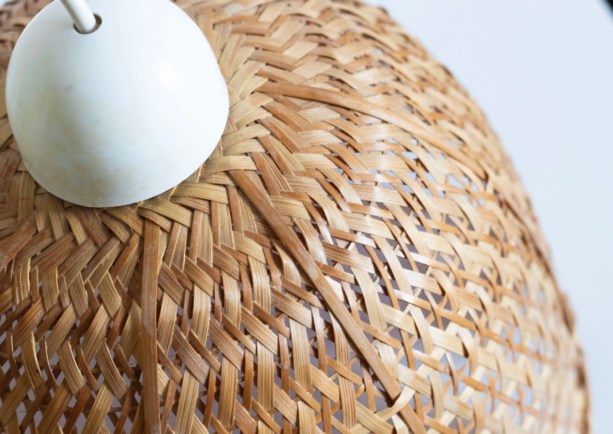 Vintage flower suspension in wicker rattan
