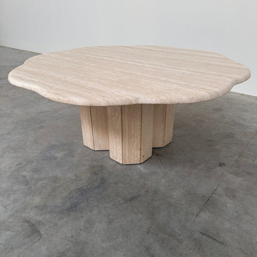 Table basse en travertin sculptural français élégant, années 1980