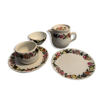 Selfish porcelain service
