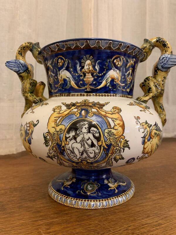 Vase Médicis aux chimères en faïence de Gien XIX Siècle