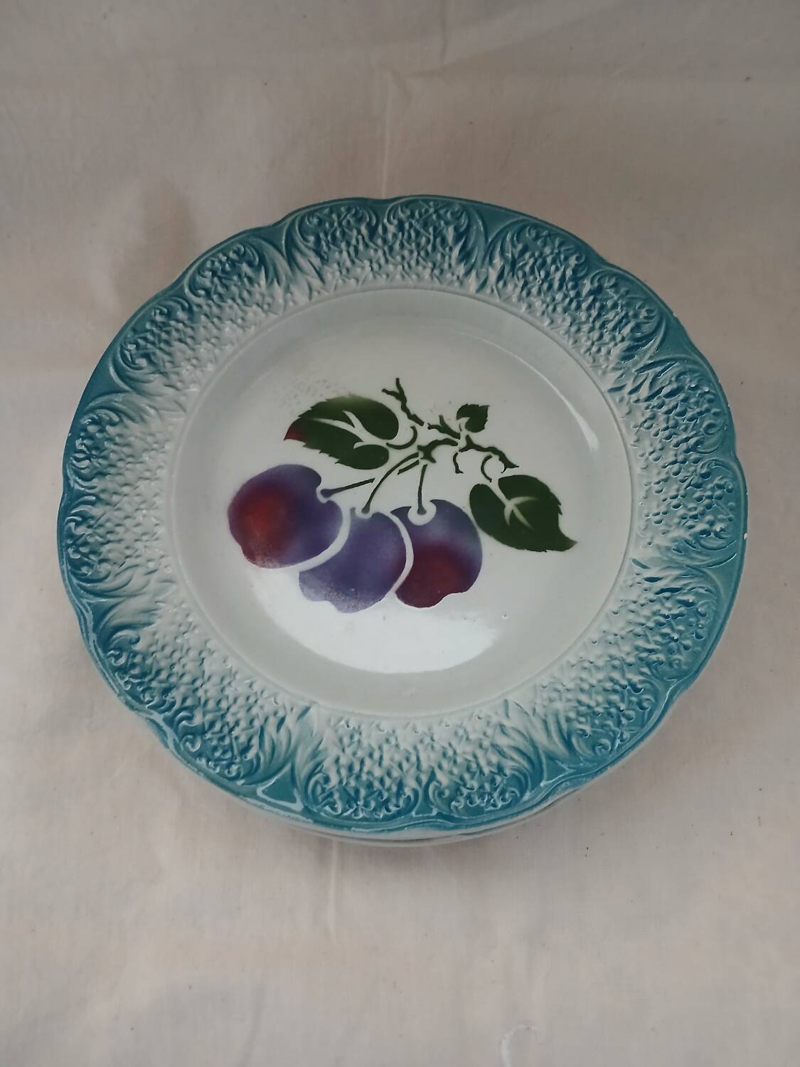 8 assiettes à dessert anciennes en barbotine