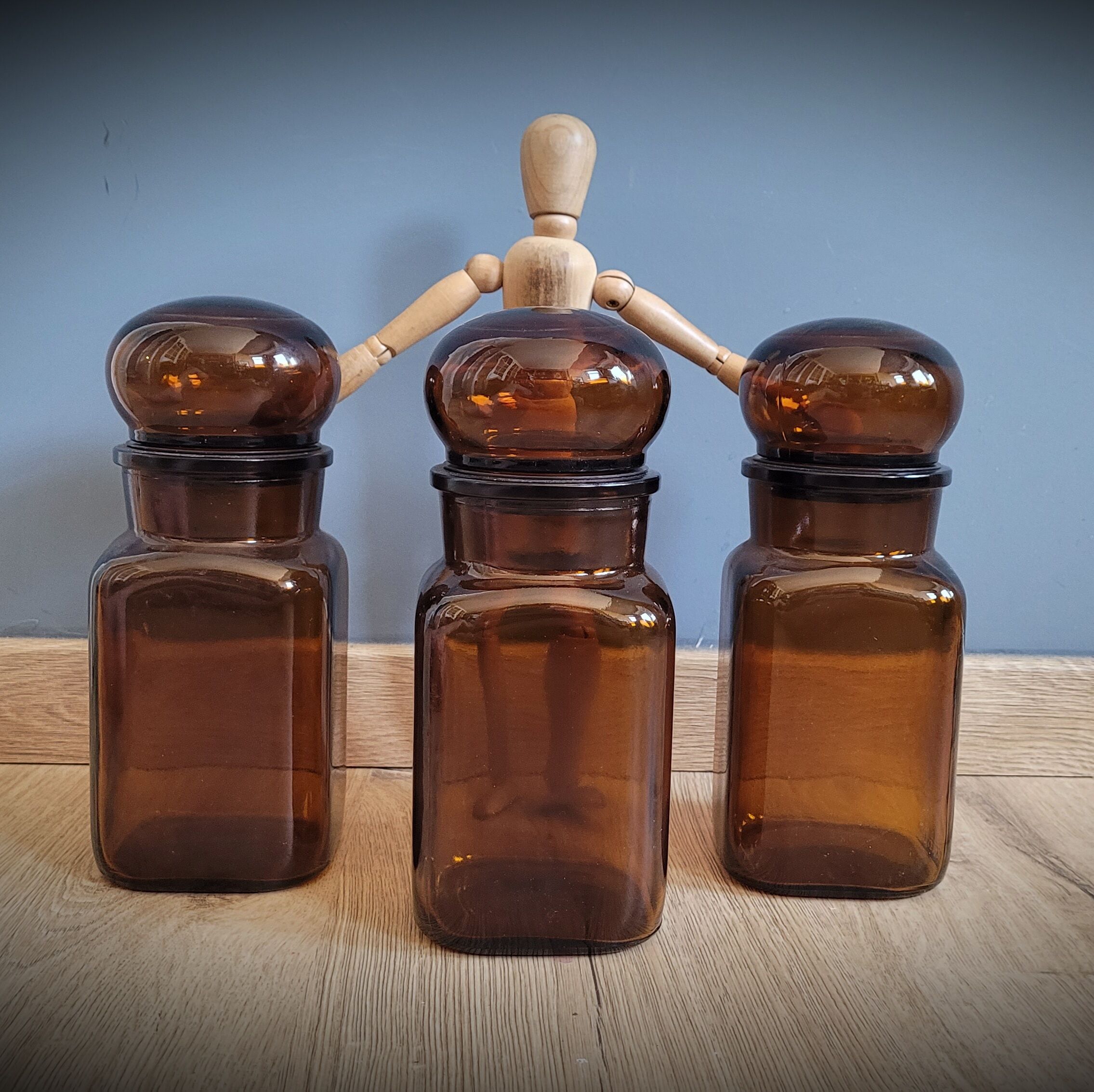 Trio bottles brown round cap