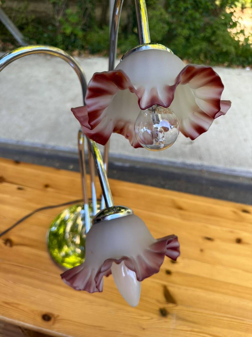 Hollywood Regency flower lamp in chrome steel and glass from the 1970s.