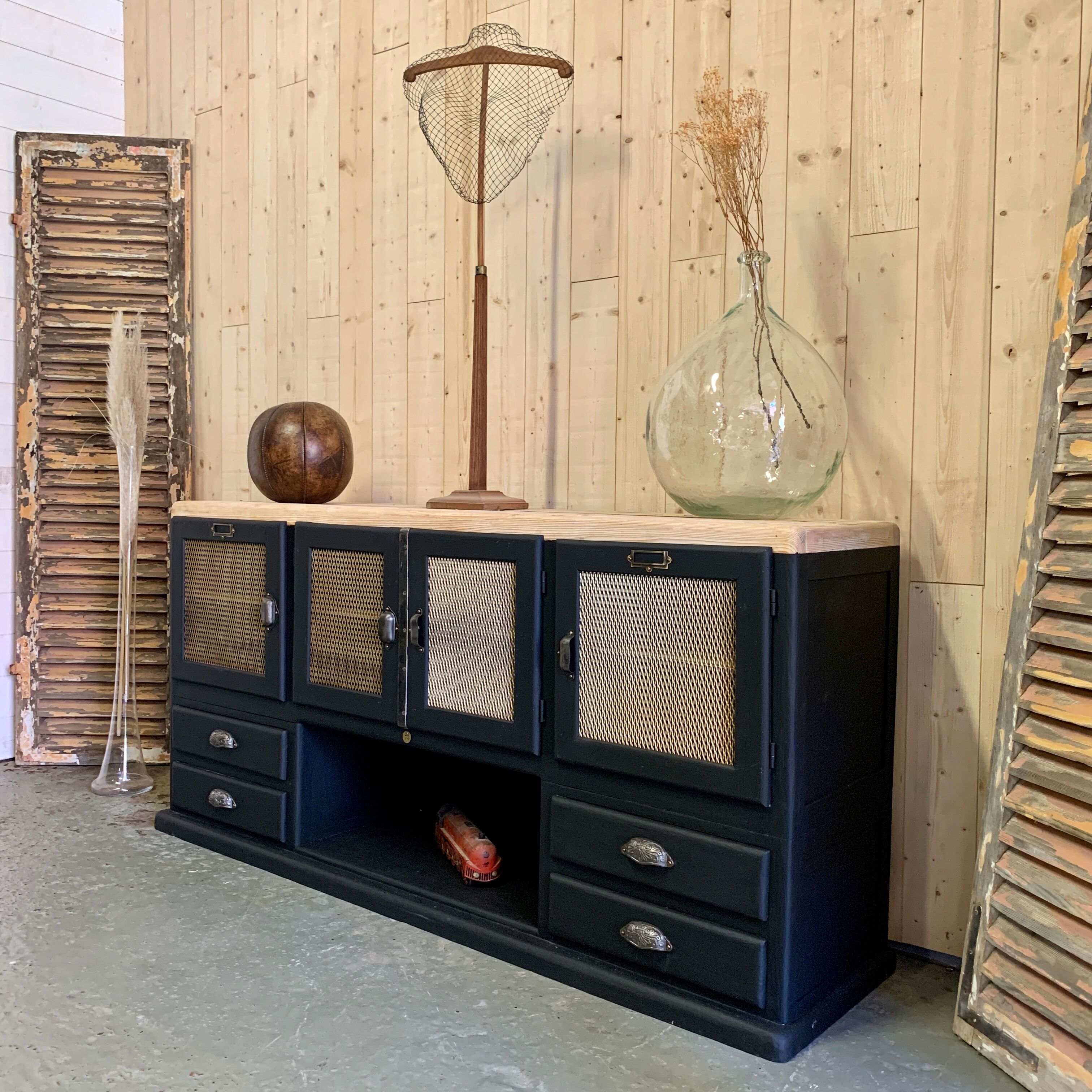 Grilled industrial buffet 1930