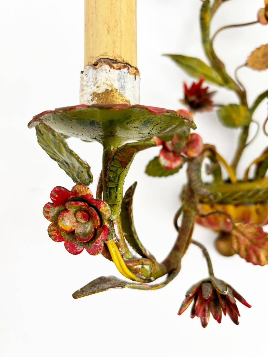 Antique Florentine wall light in painted wrought iron – Floral decoration – 20th century