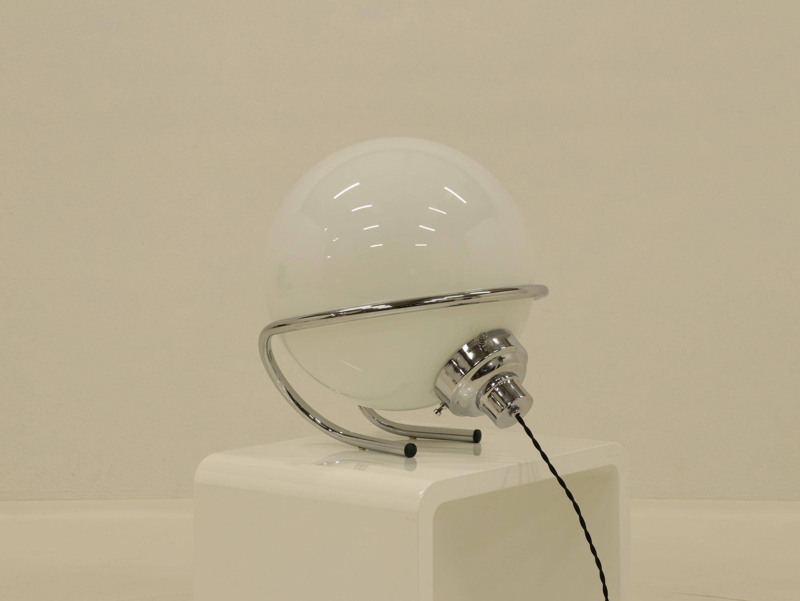 Lampe de table globe en chrome et verre blanc, Italie, années 1970