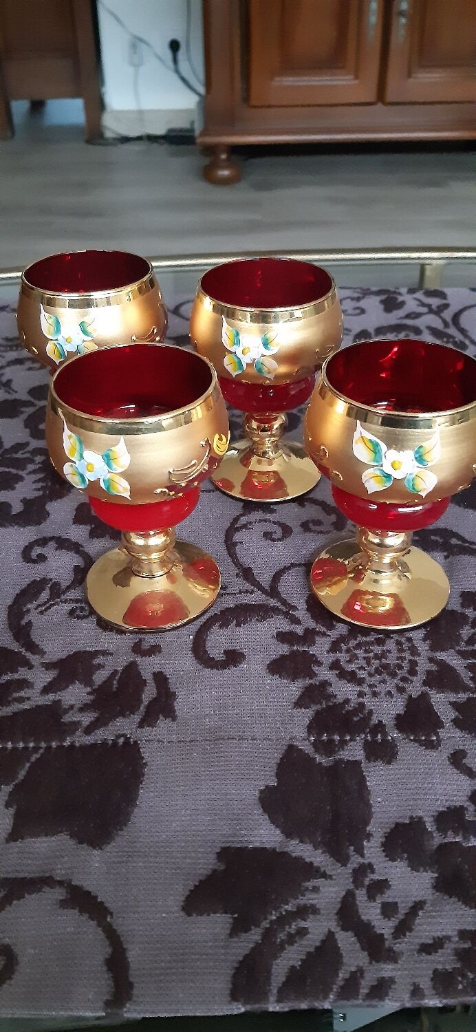 Verres rouges, dorés