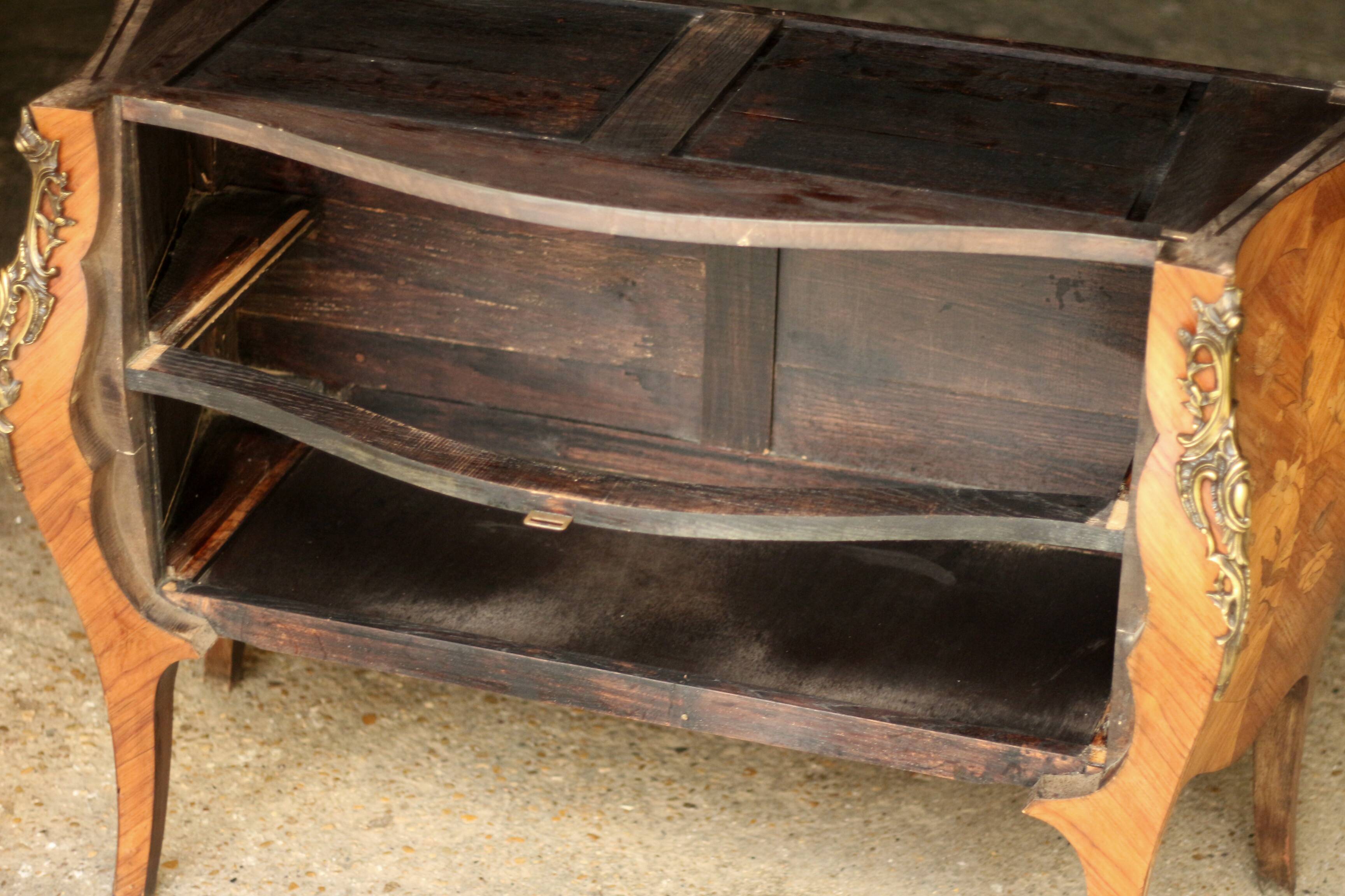 Louis XV style curved chest of drawers of very fine craftsmanship (Faubourg work)