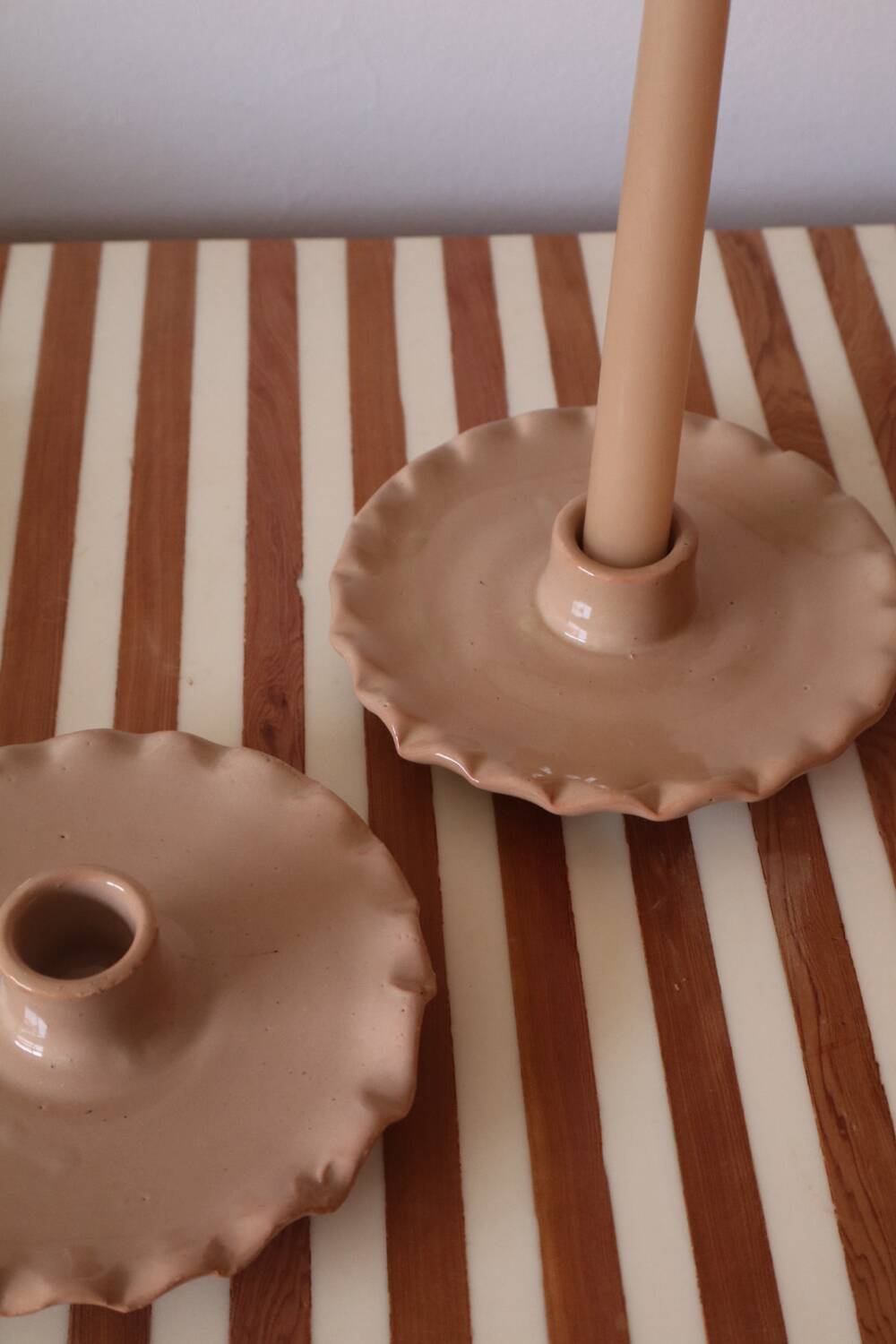Ceramic candle holder beige serrated plate