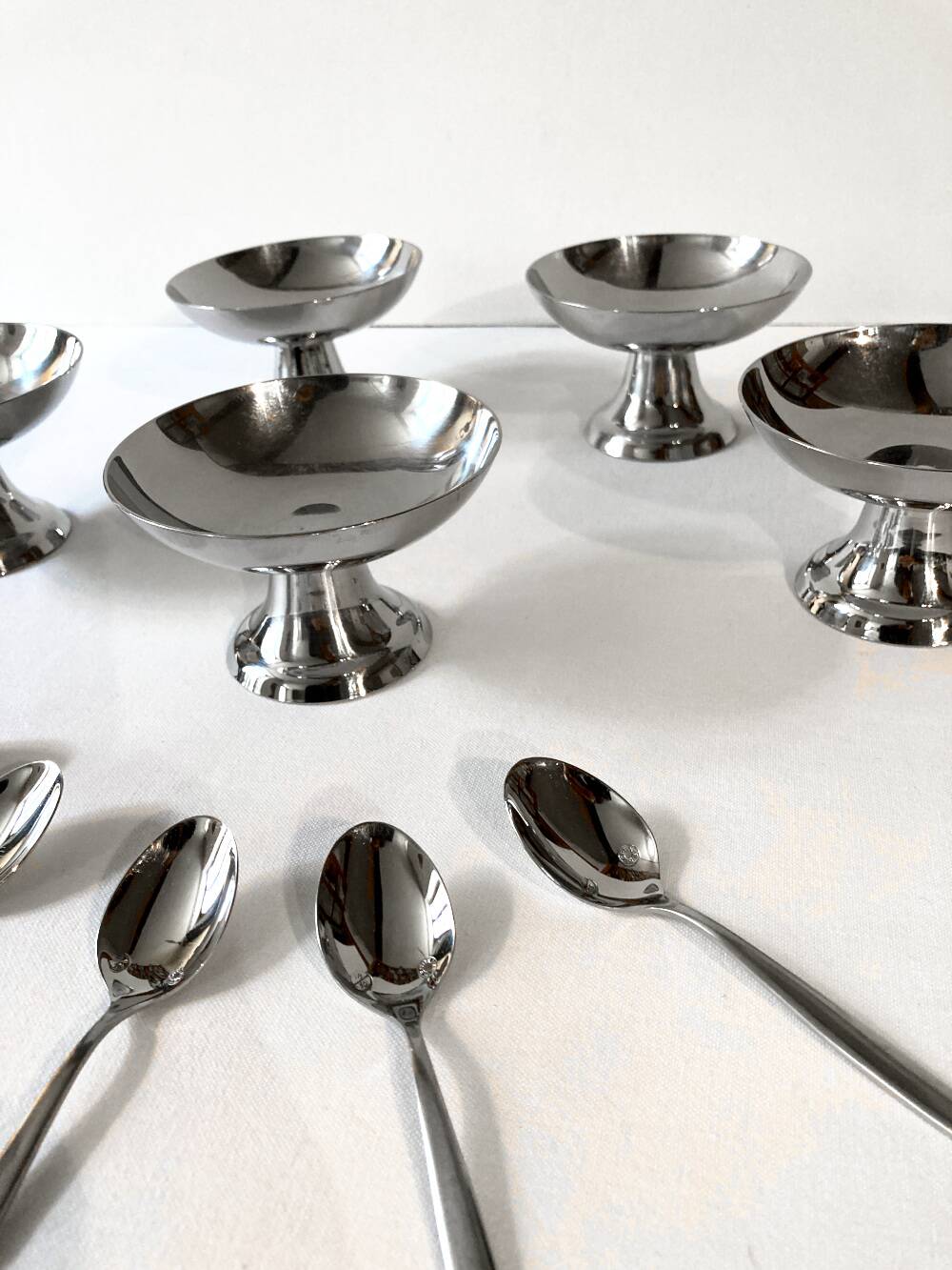 Set of 5 Guy Degrenne stainless steel ice cream cups and spoons
