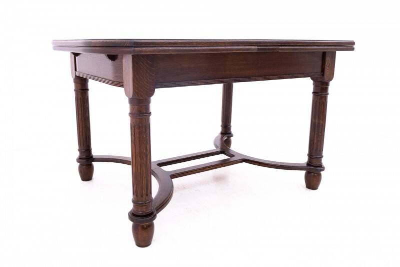 Antique table with 6 chairs from around 1880. After renovation.