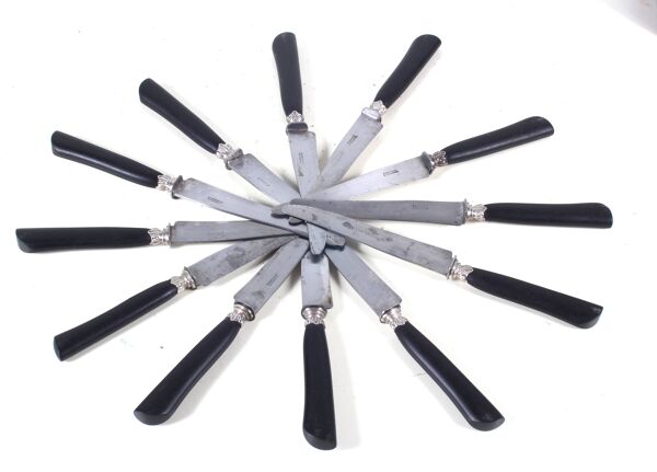 12 couteaux anciens, manche en ébène et lame carbone