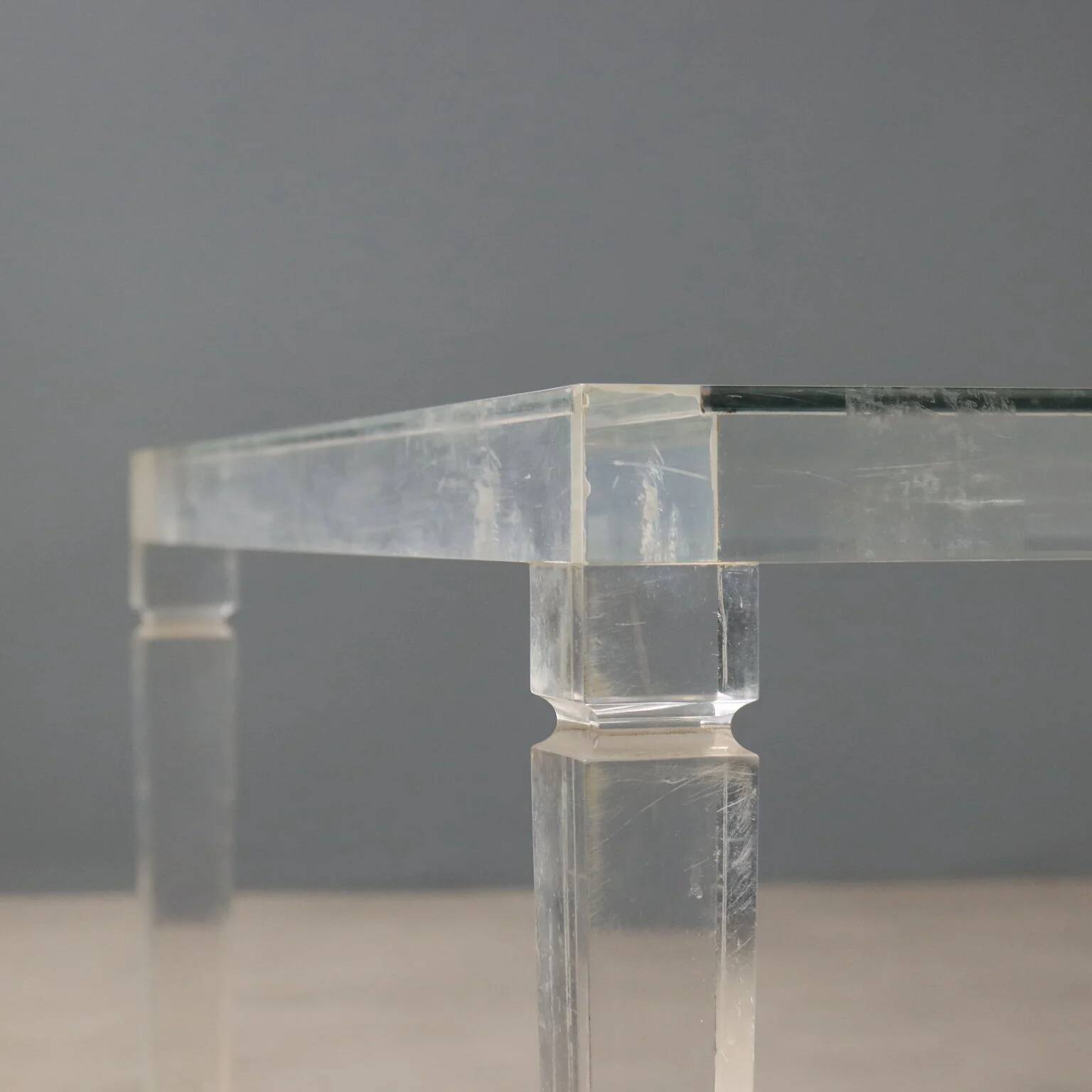 Table basse en plexiglas