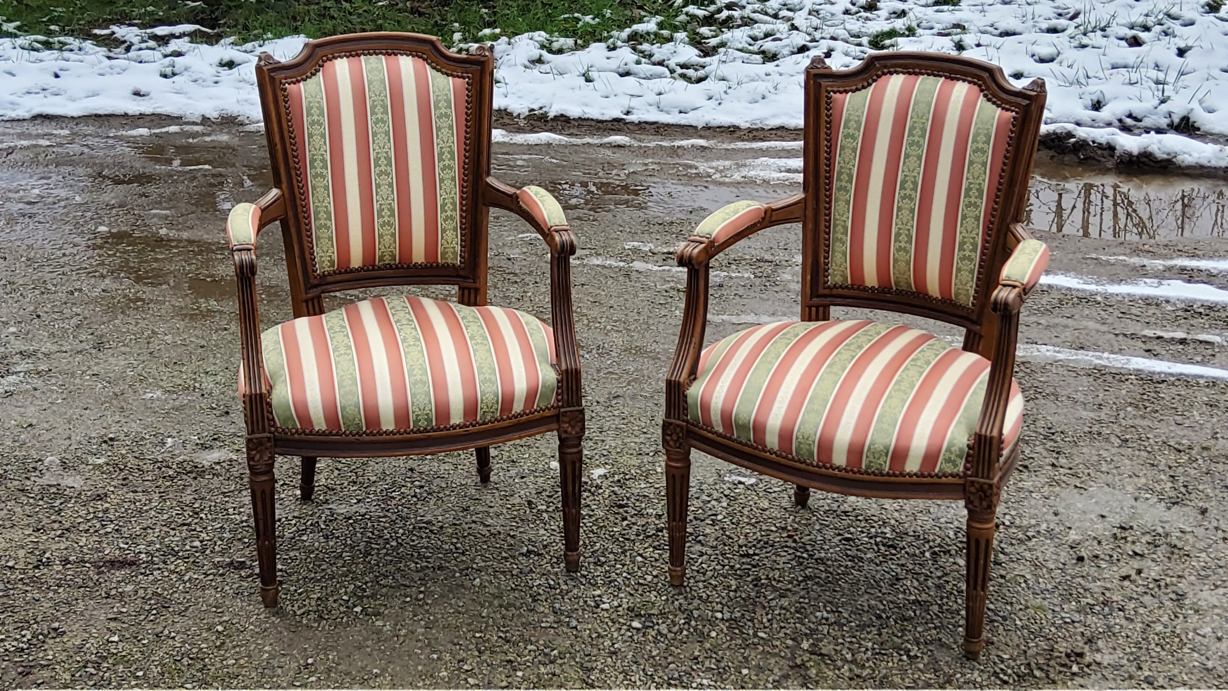Paire de fauteuils cabriolets de style Louis XVI