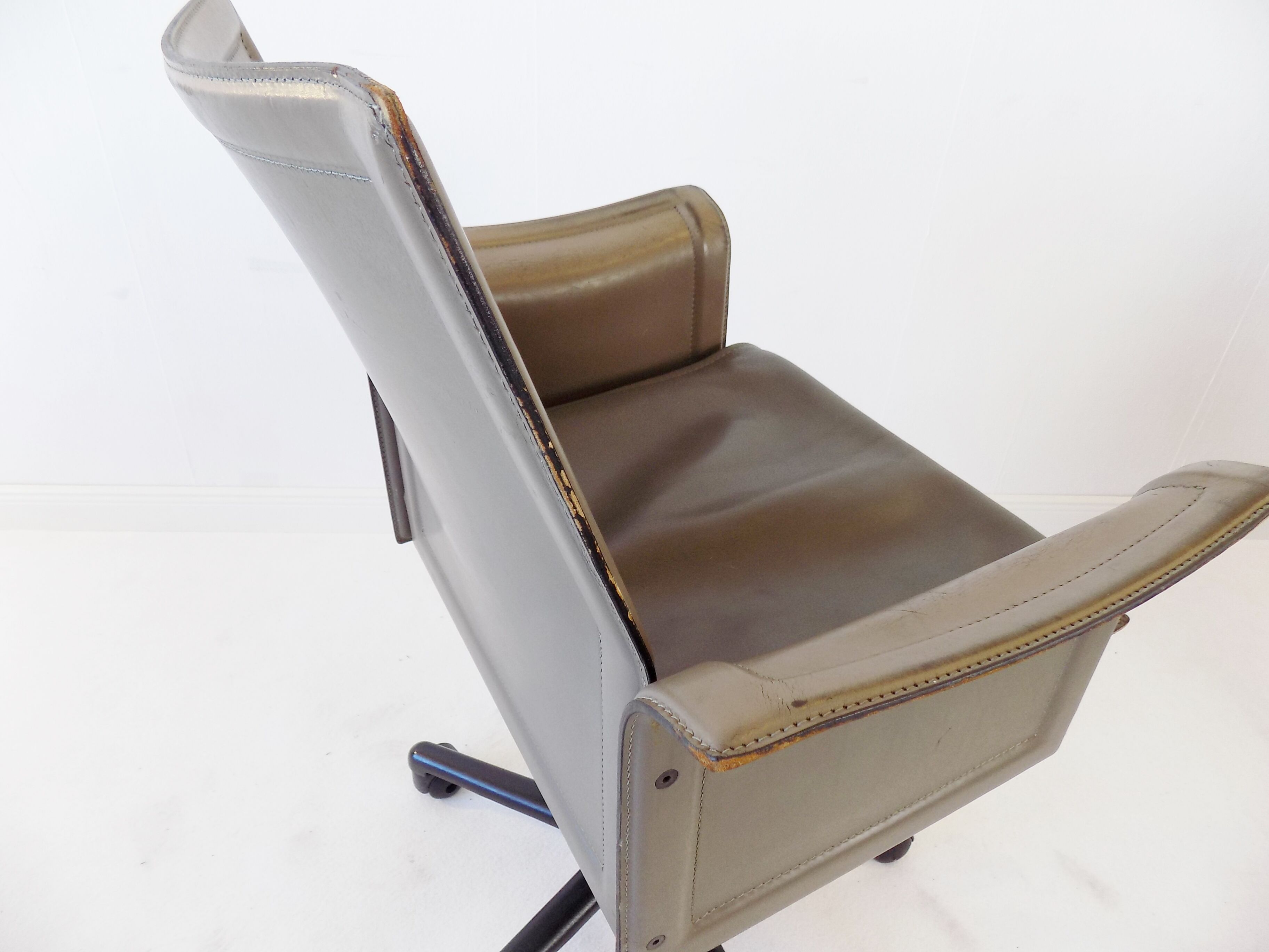 Matteo Grassi Korium leather office chair by Tito Agnoli