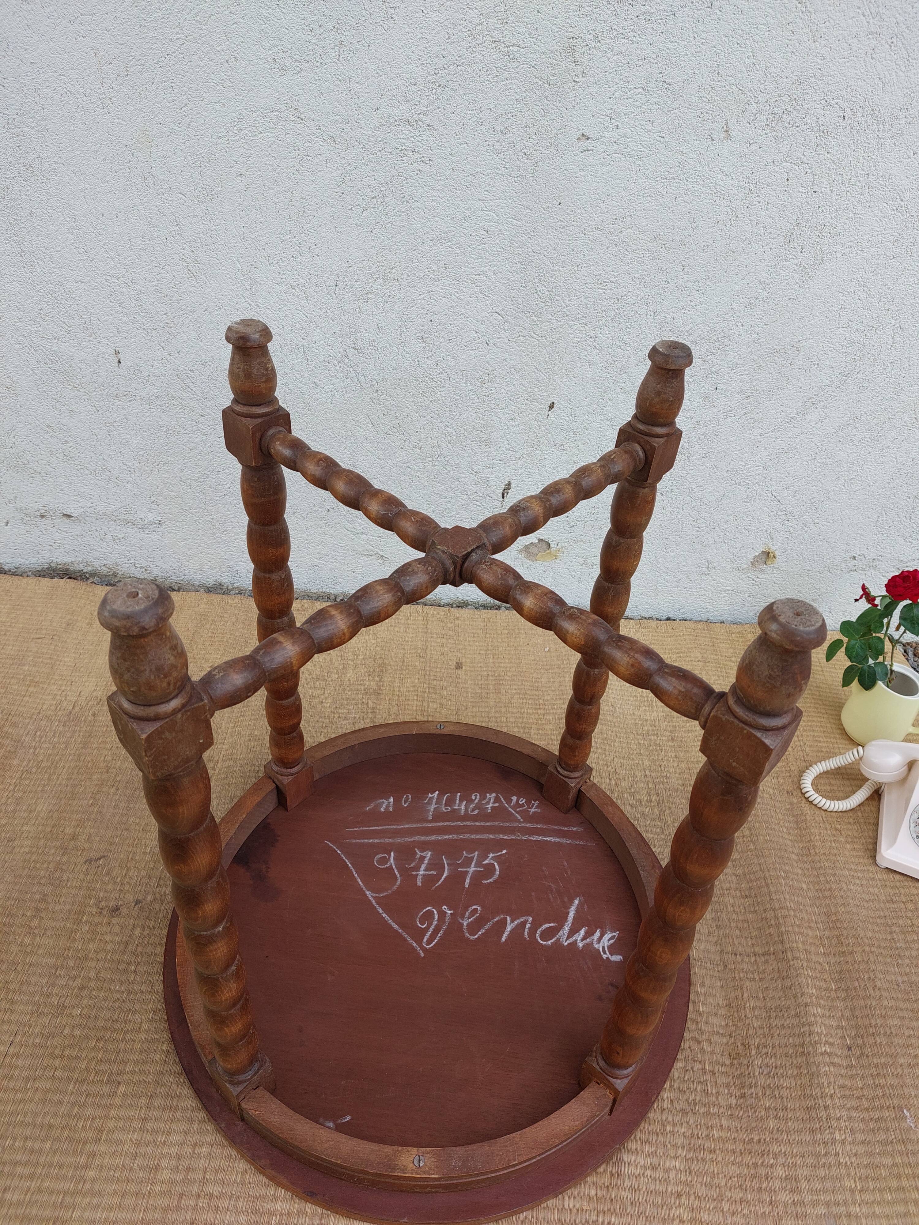 Round table, turned wooden legs