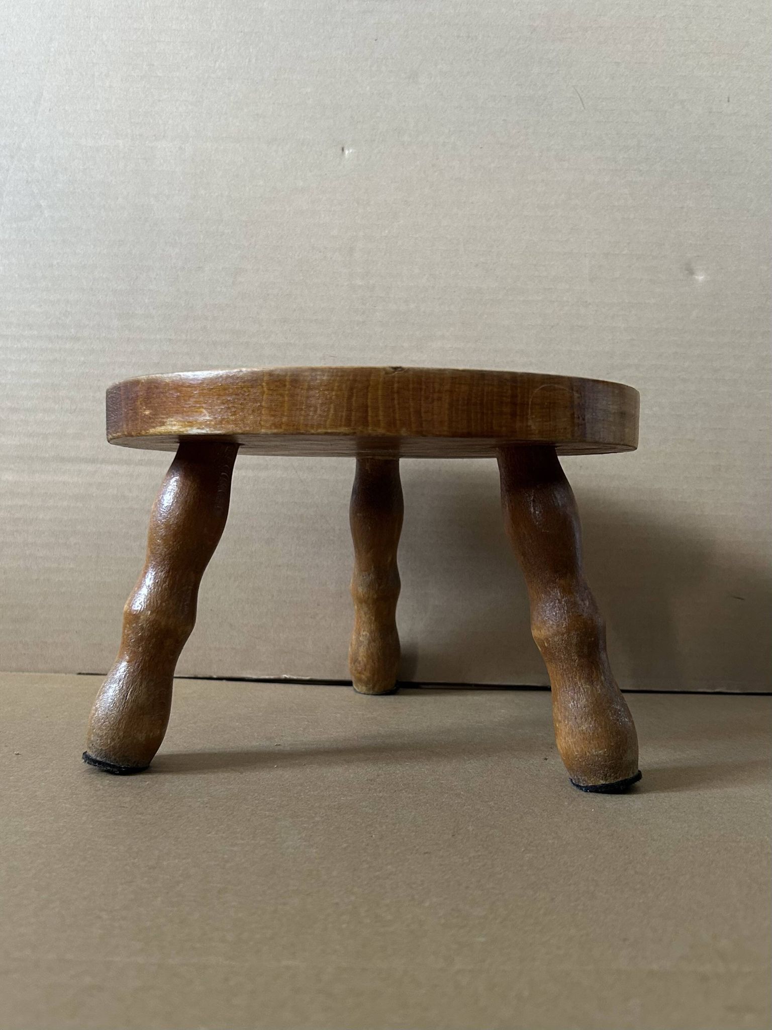 Petit tabouret en bois massif