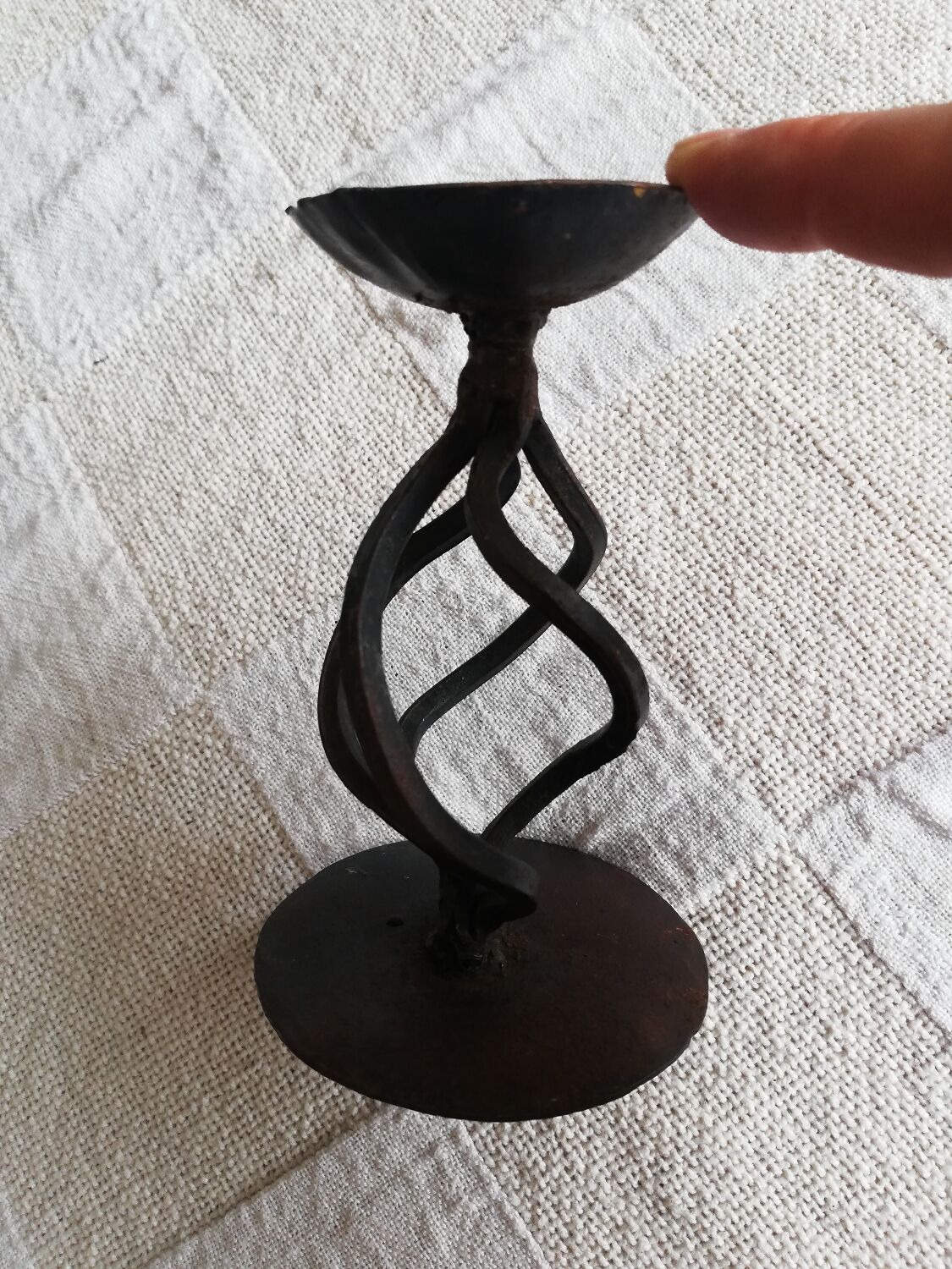Rusty twisted candle holder for round candles