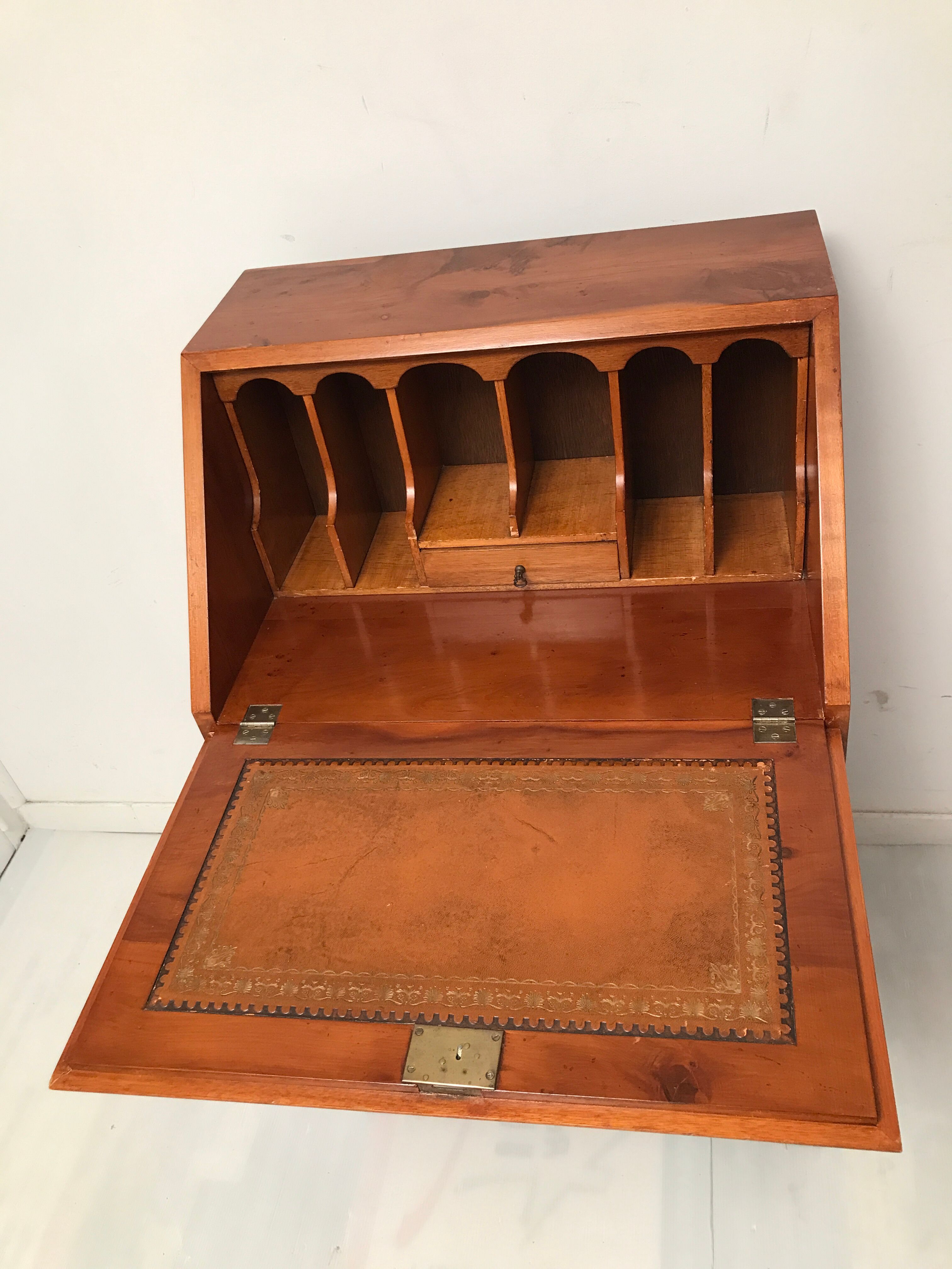 Donkey back secretary in English marquetry 1900s