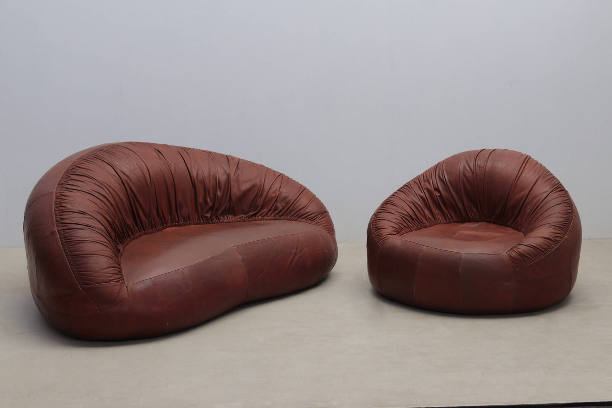 Canapé et fauteuil en cuir Pangolin par Egg Designs