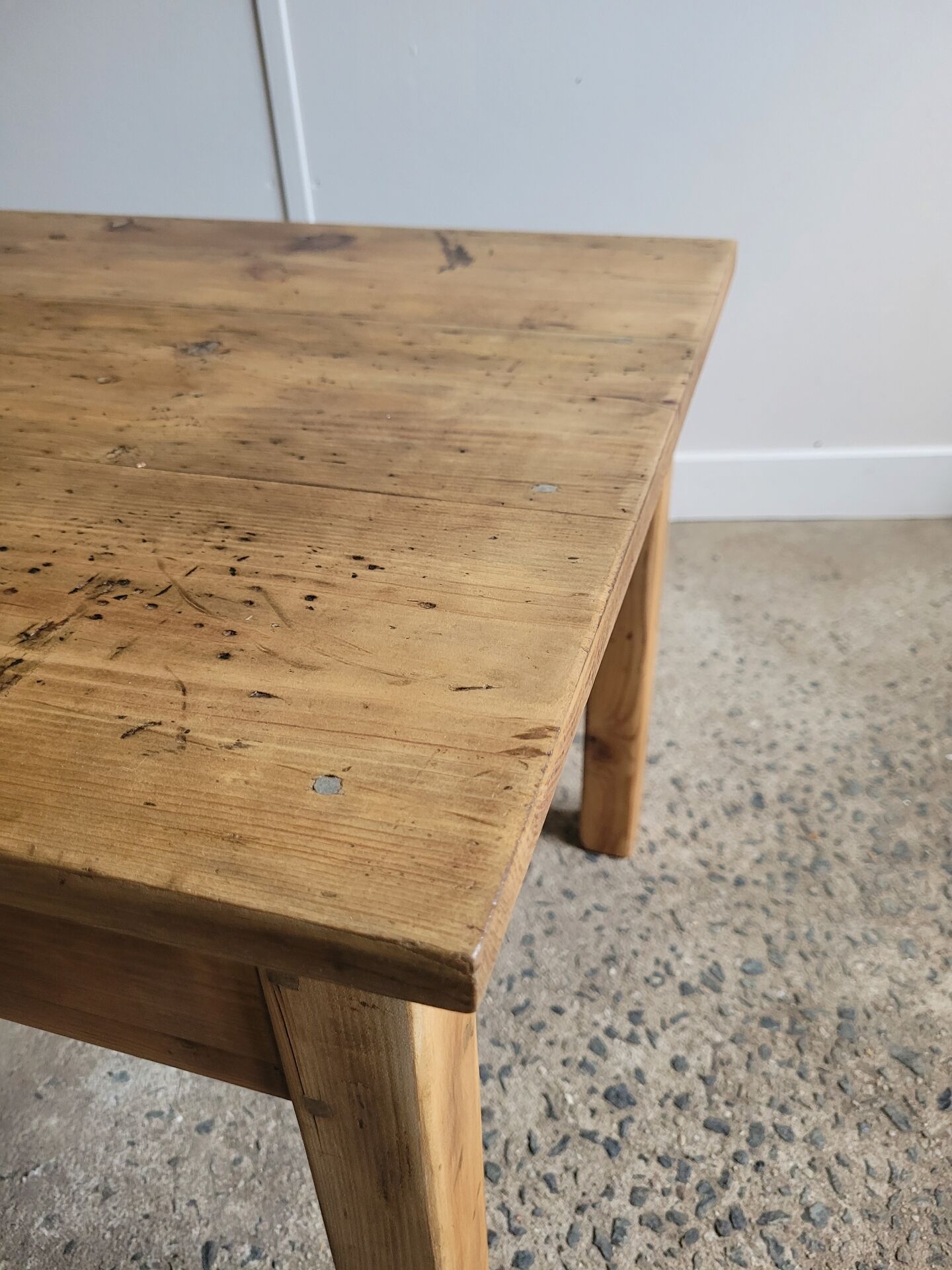 Table basse en bois massif
