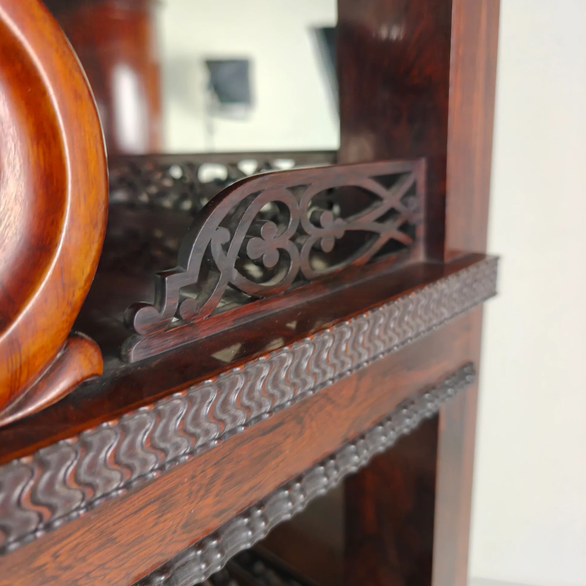 Fine quality étagère with crest – Regency / William IV period, 19th century