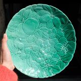 Plat en barbotine pv sarreguemines majiolica