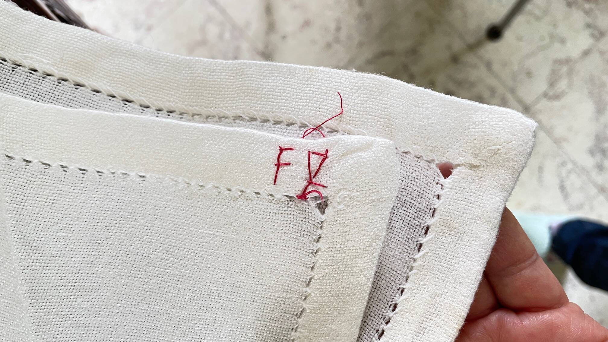 Embroidered tablecloth + 12 vintage napkins