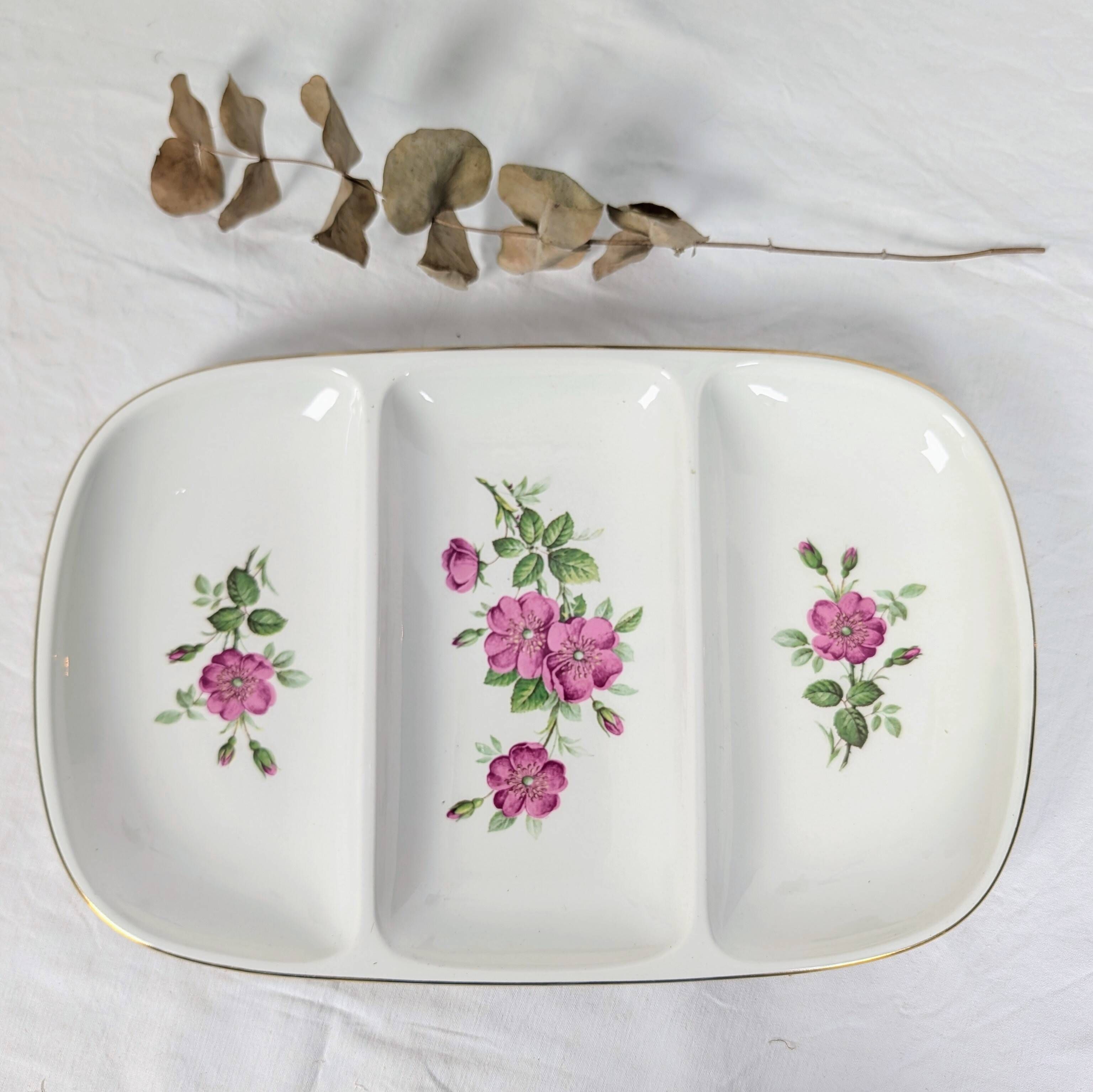 Plat de service trois compartiments en porcelaine à décor d'églantines roses