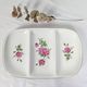 Plat de service trois compartiments en porcelaine à décor d'églantines roses
