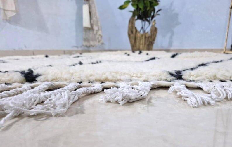 Handmade Moroccan rug from Oued Zam, size 160 x 240 cm.