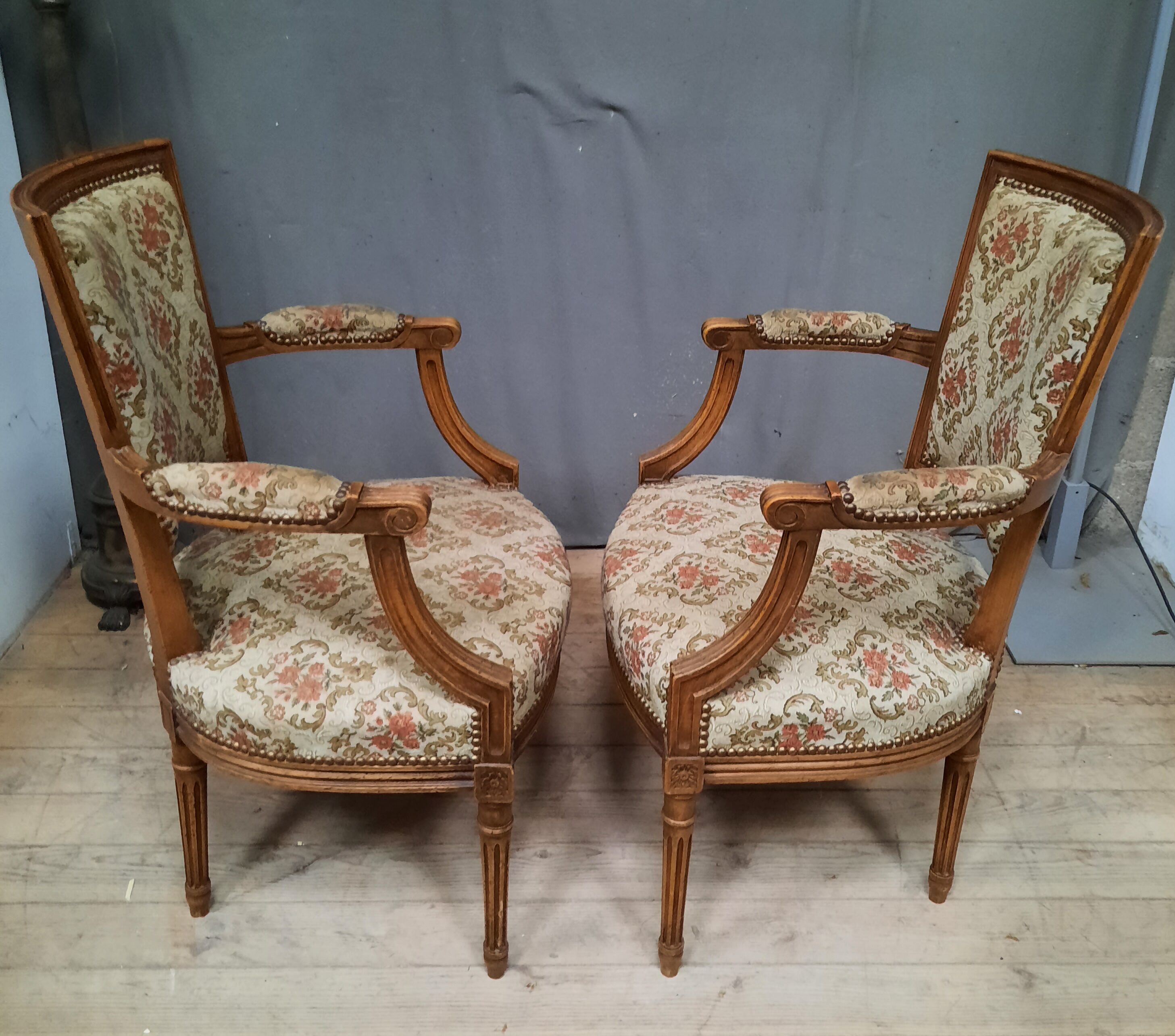Paire de fauteuils de style Louis XVI
