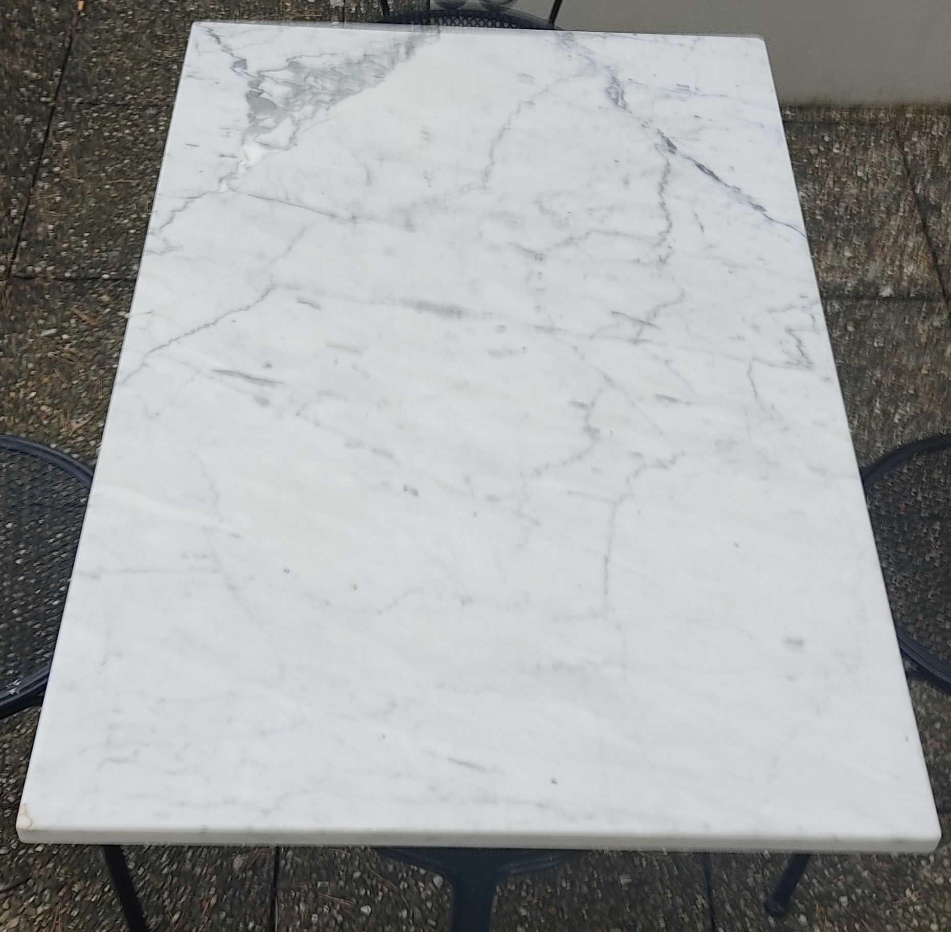 Table bistrot en marbre, piètement en fonte signé Godin, L 120 cm, made in France !