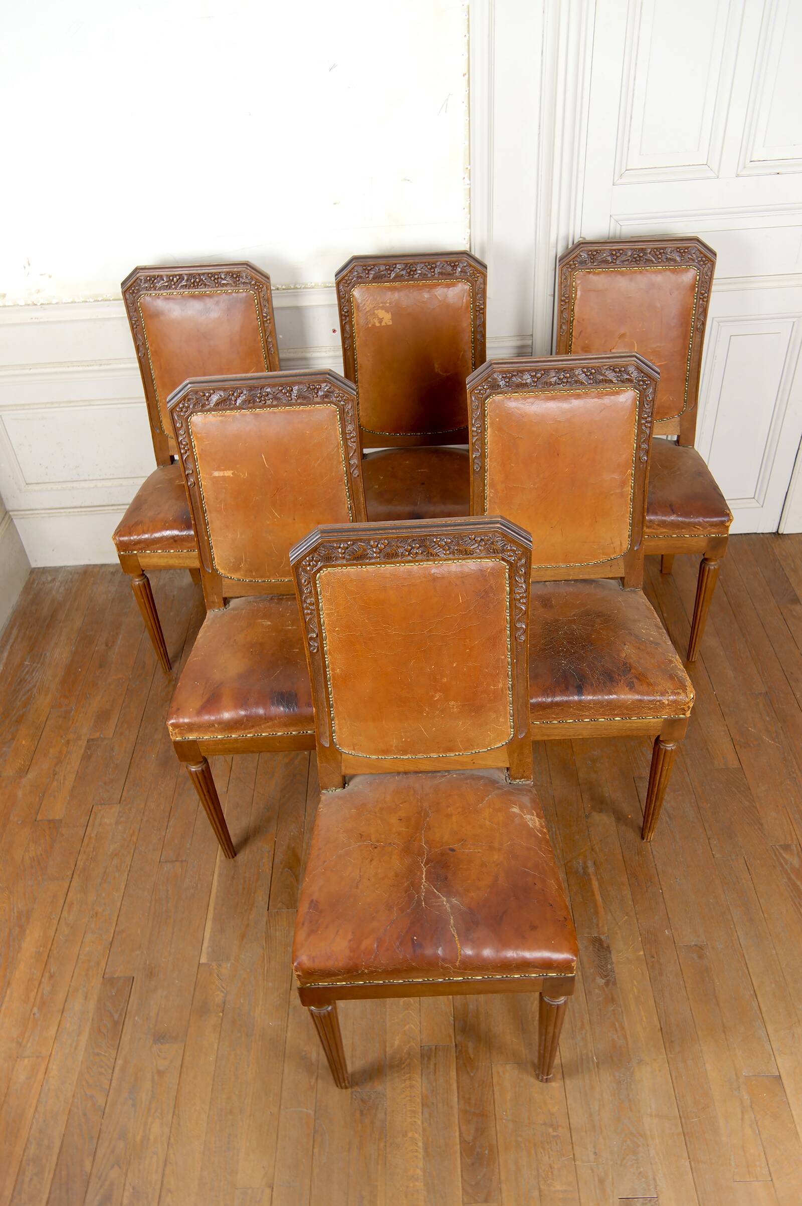 Set of 6 Art Deco carved walnut chairs, Circa 1920