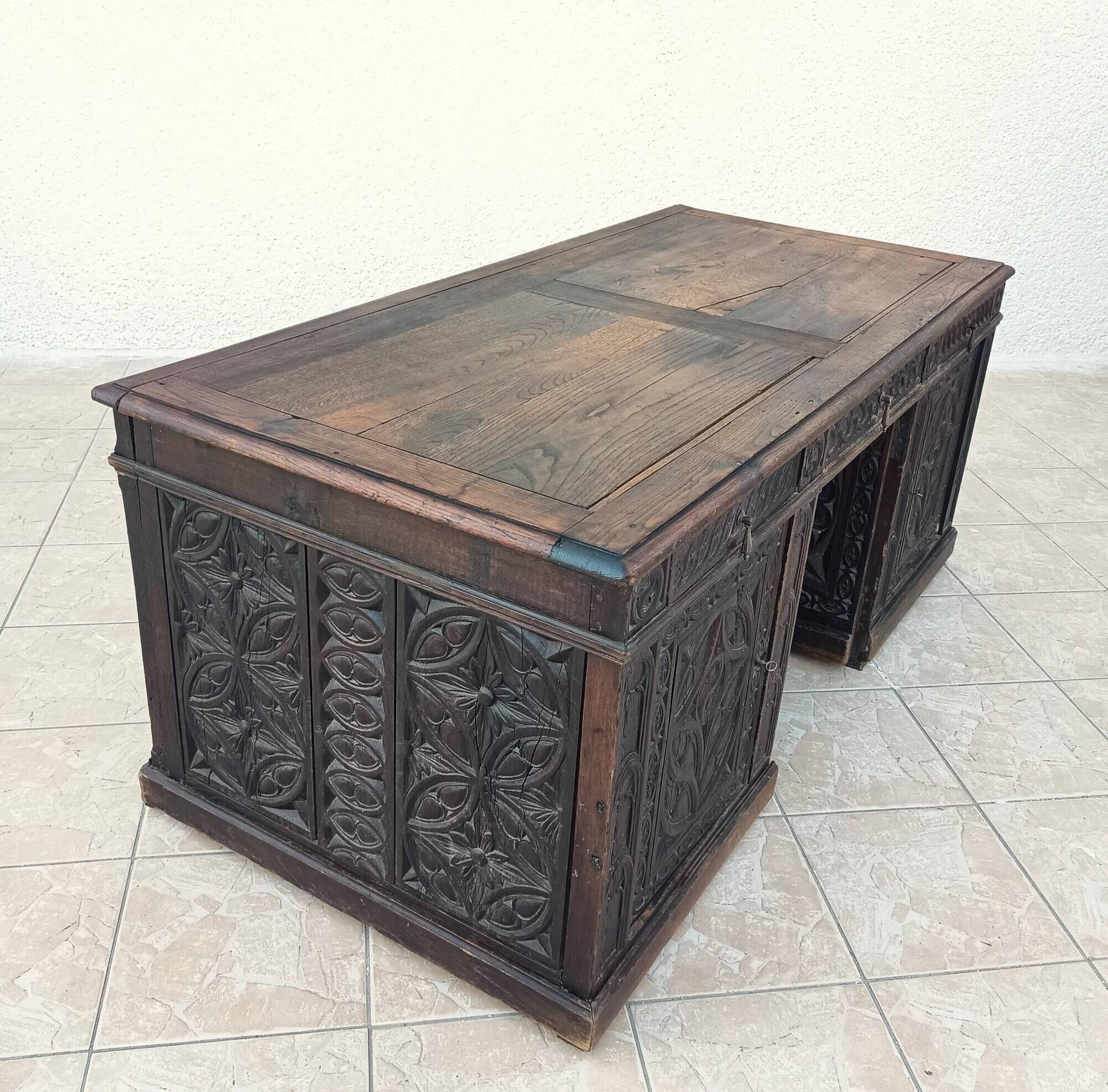 Large Gothic desk in solid oak from the 19th century.