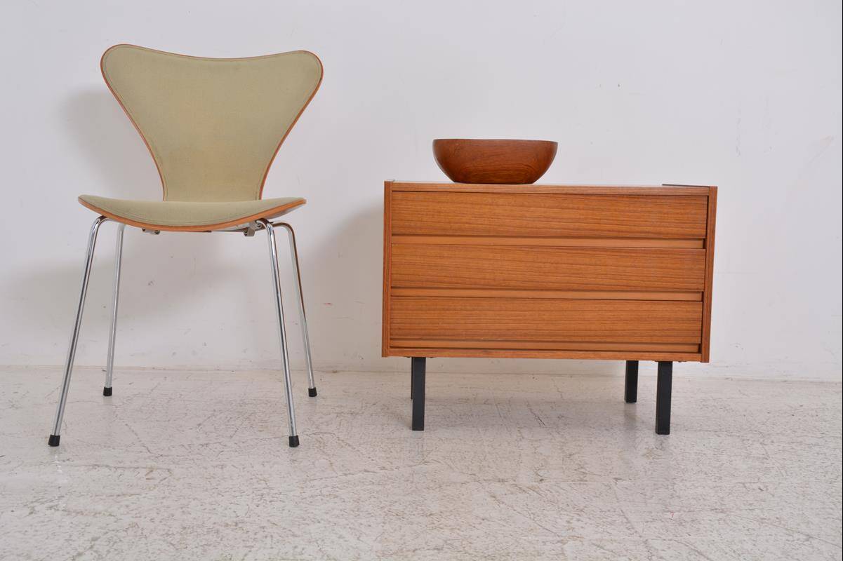 Scandinavian chest of drawers dating from the 50s.