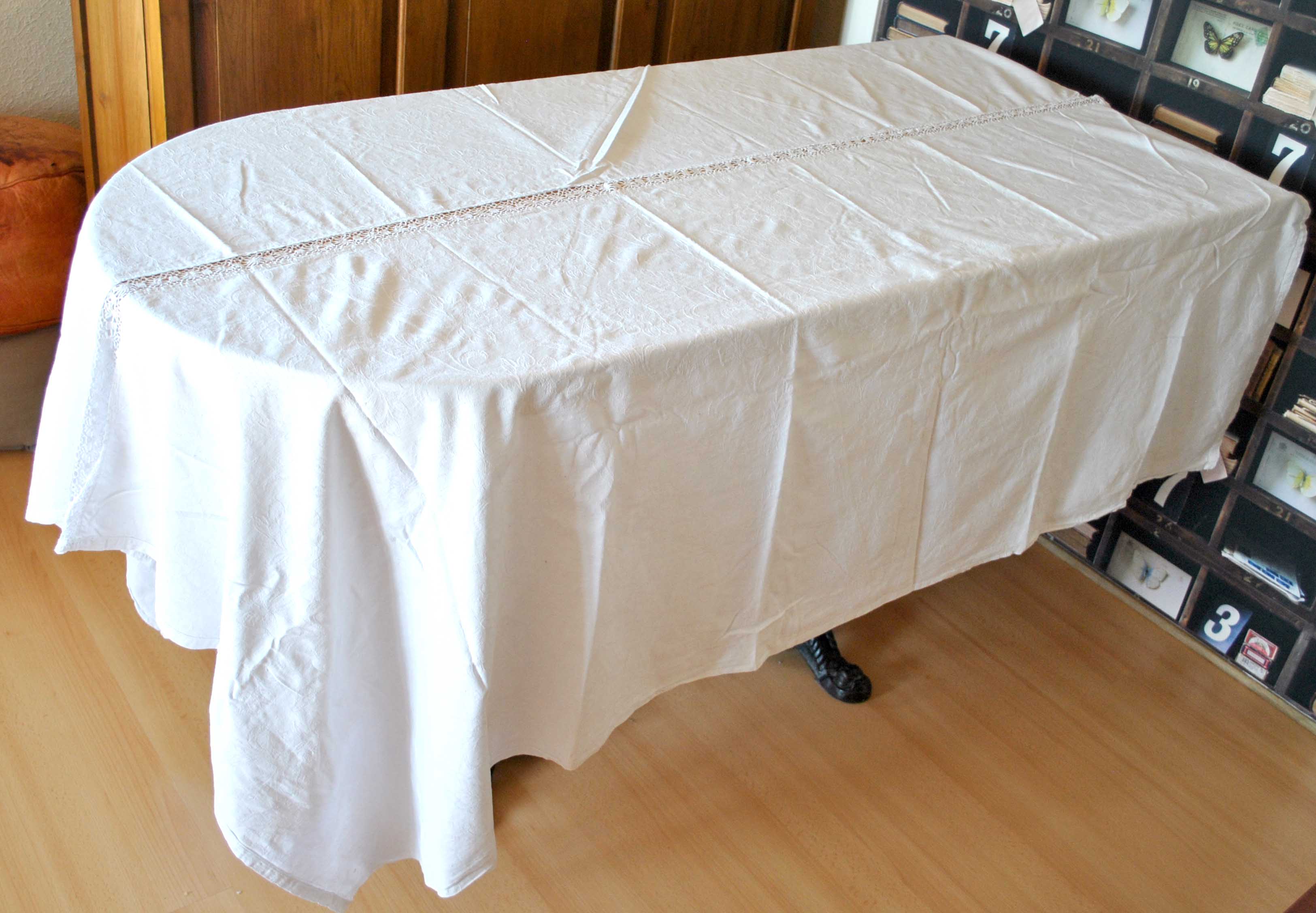 Vintage tablecloth in damask mestizo and decorated with a central lace 145x170 *Z*