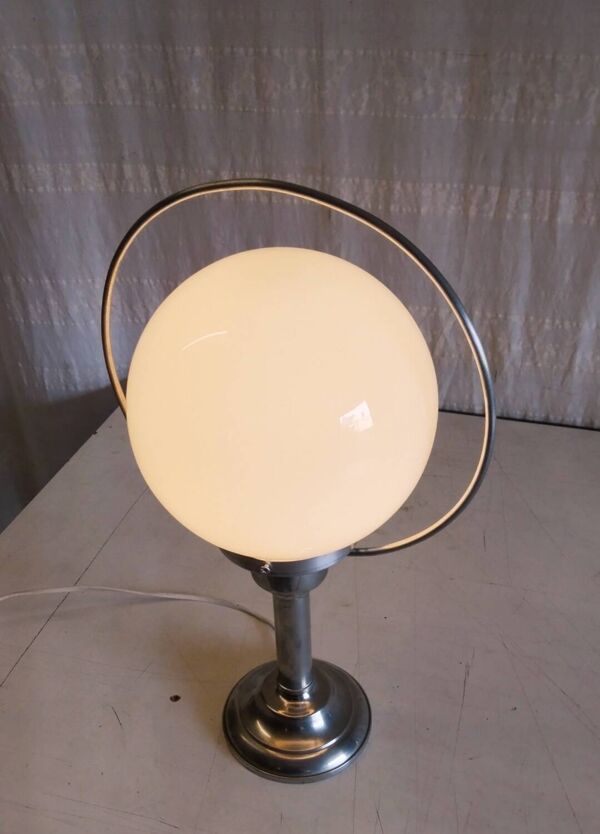 Lampe à poser en étain et globe opaline - mid. XXeme