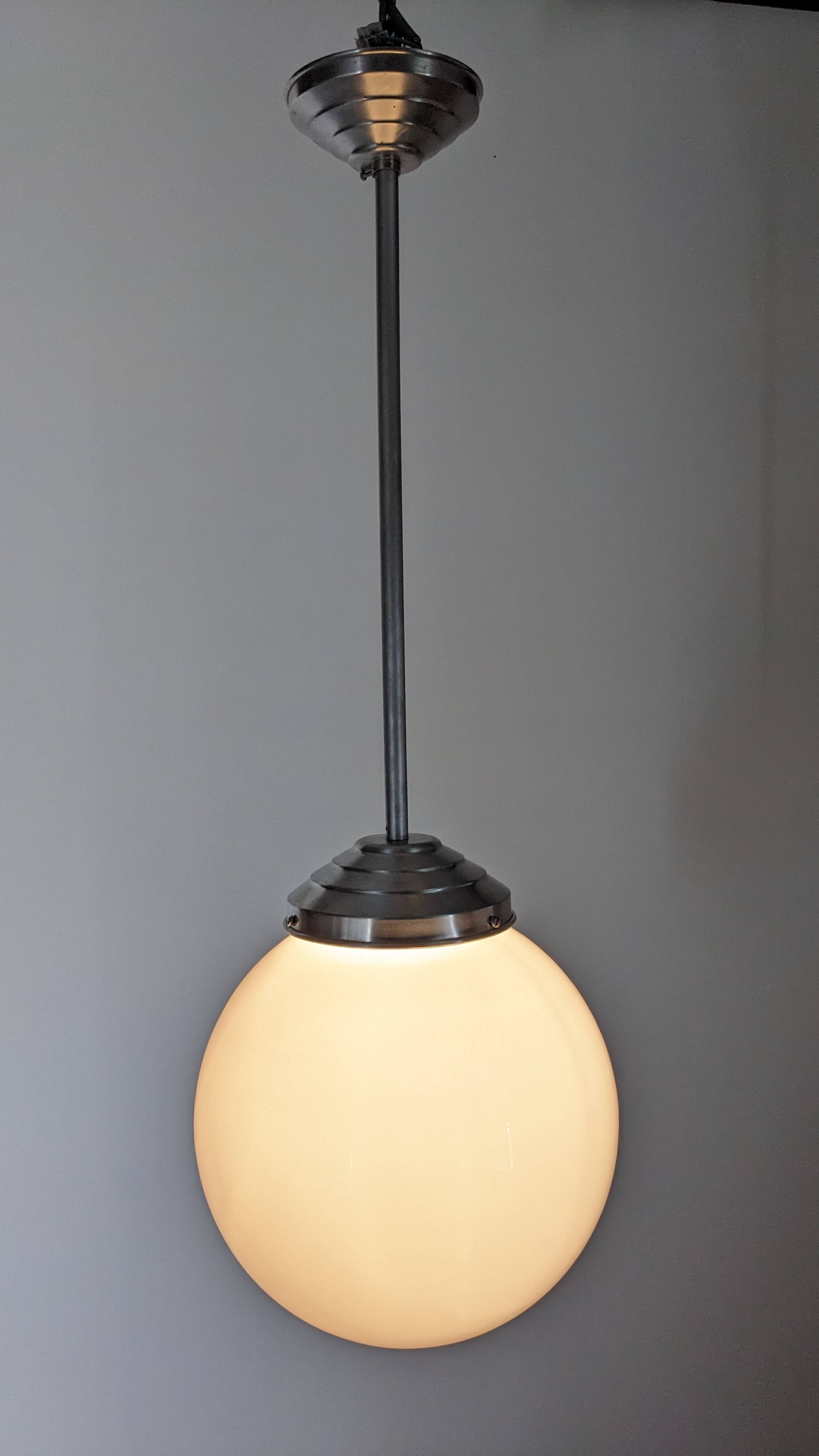 Suspension boule XL Art déco en opaline blanche, France vers 1920